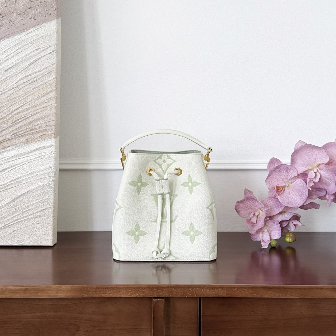 Louis Vuitton neoneo-
 M24048
20x20x13cm