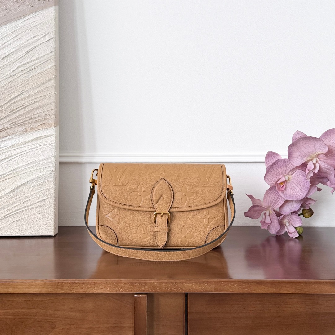 Louis Vuitton -
M11817
25x15x9cm