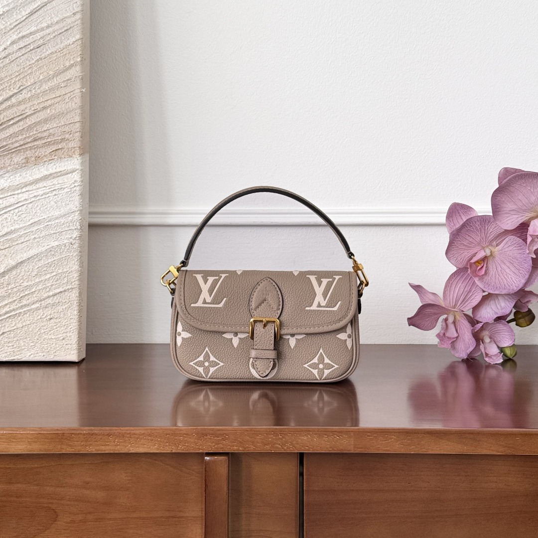 Louis Vuitton nano-
M83300
19x10.5x6