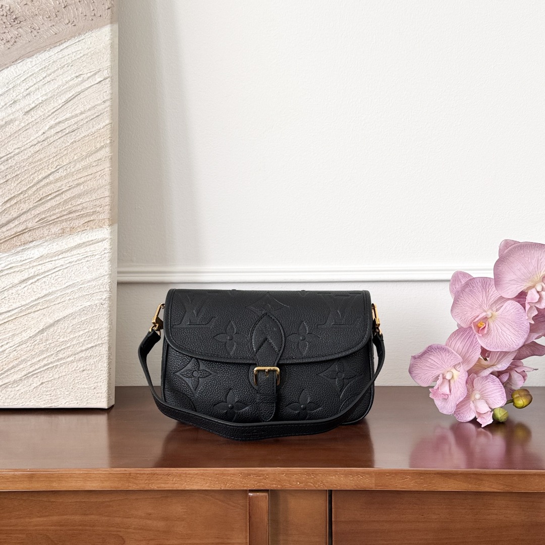 Louis Vuitton -
M46386
24x9x15cm