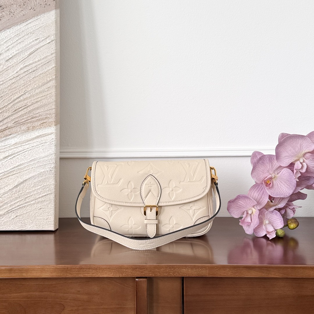 Louis Vuitton -
M46388-
24x9x15cm