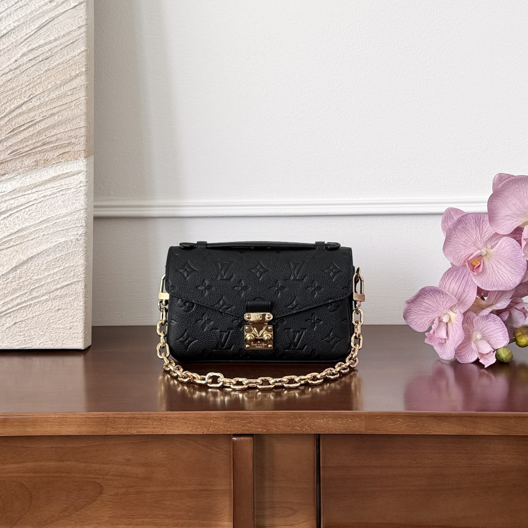 Louis Vuitton -
M46595
21.5x13.5x6cm