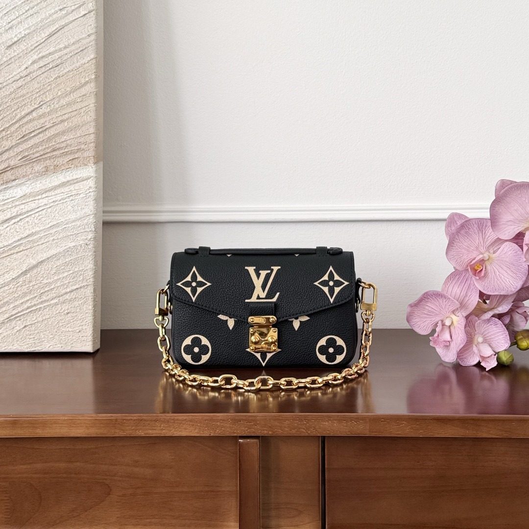 Louis Vuitton -
M46596
21.5x13.5x6cm