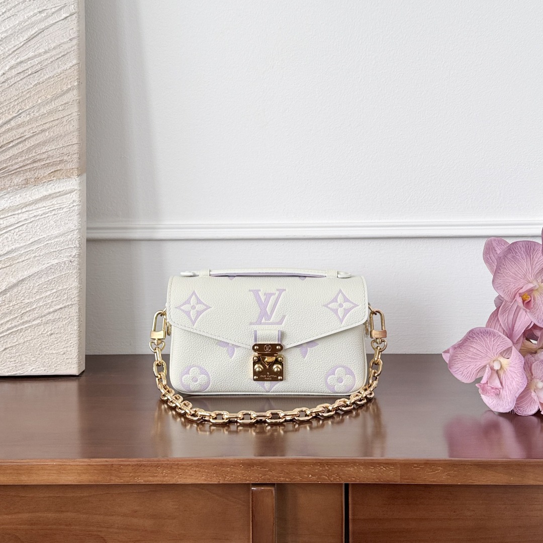 Louis Vuitton -
M23940
21.5x13.5x6cm