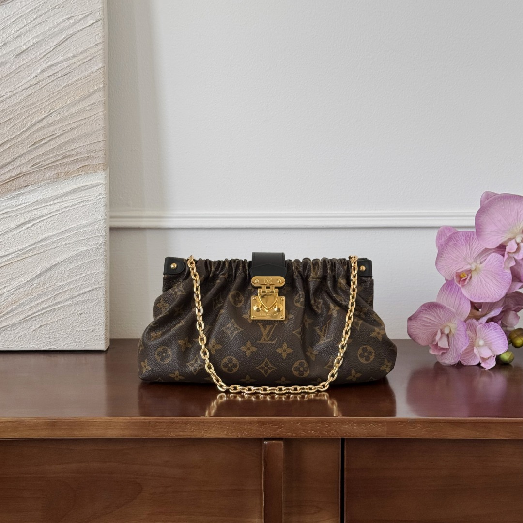 Louis Vuitton -
M27819
16x11x30cm