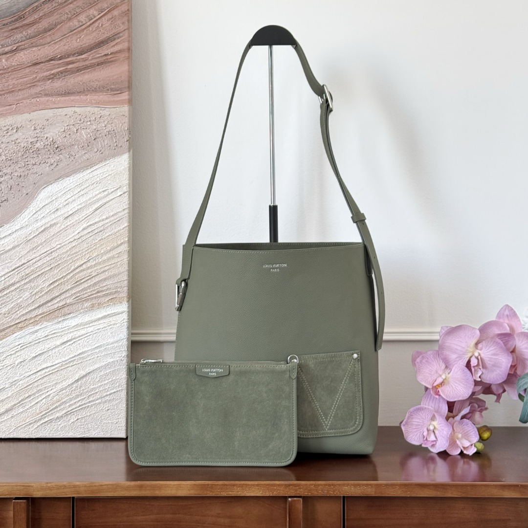 Louis Vuitton hobo-
M26747
33x15.5x30cm