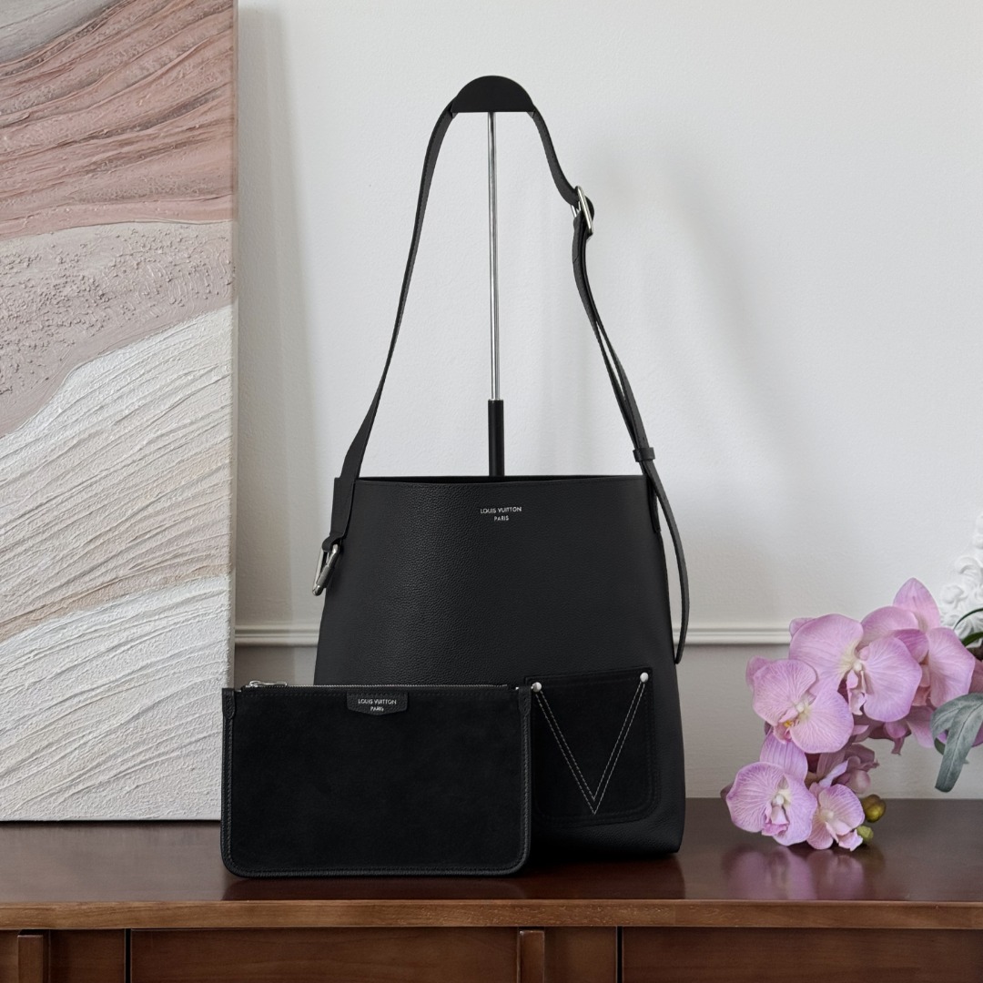 Louis Vuitton hobo-
M27022
33x15.5x30cm