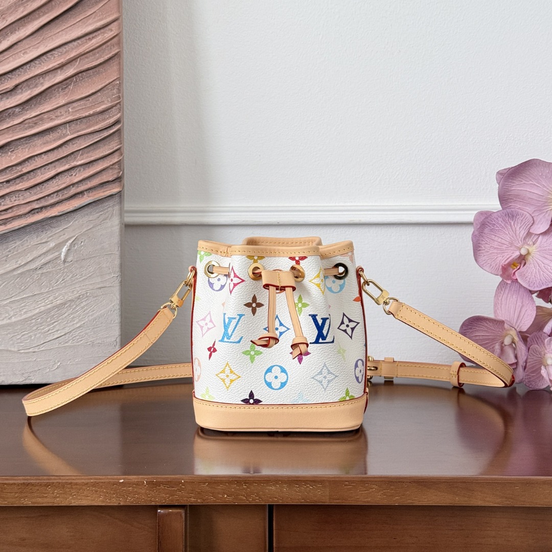 Louis Vuitton -
M27493
13x16x10cm