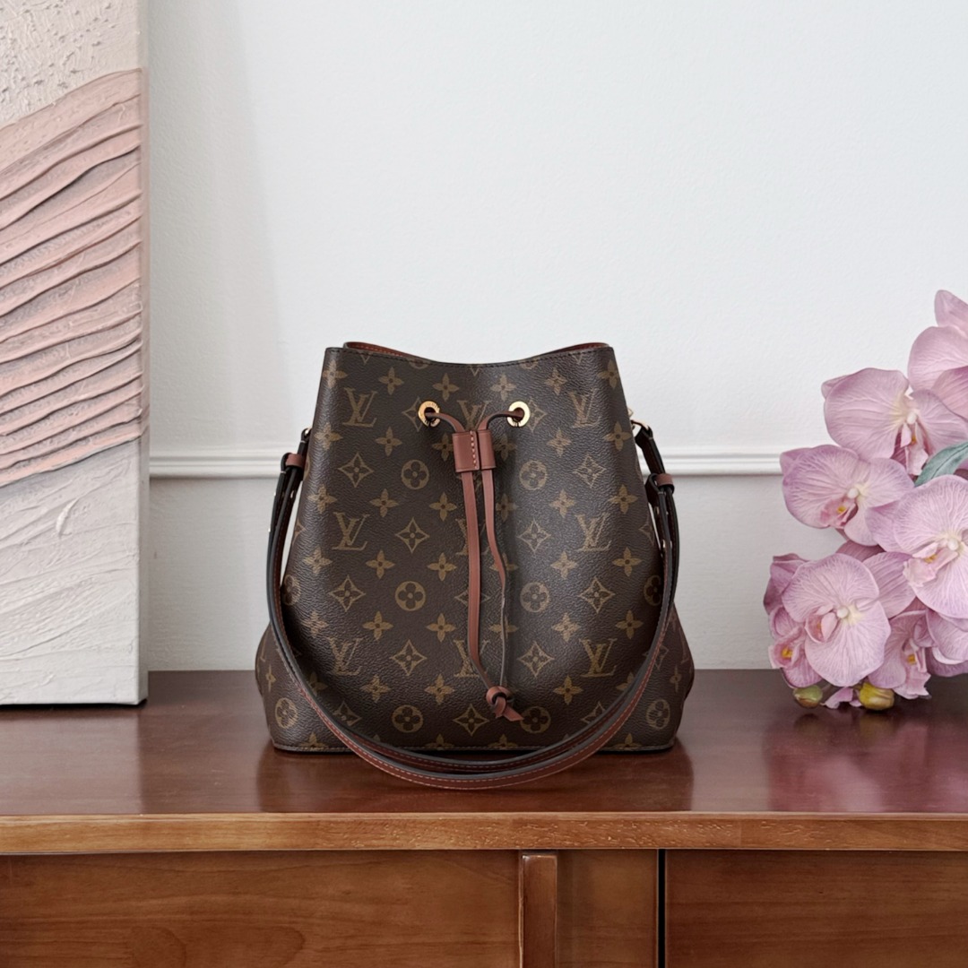 Louis Vuitton -
M44887
26x26x17.5cm