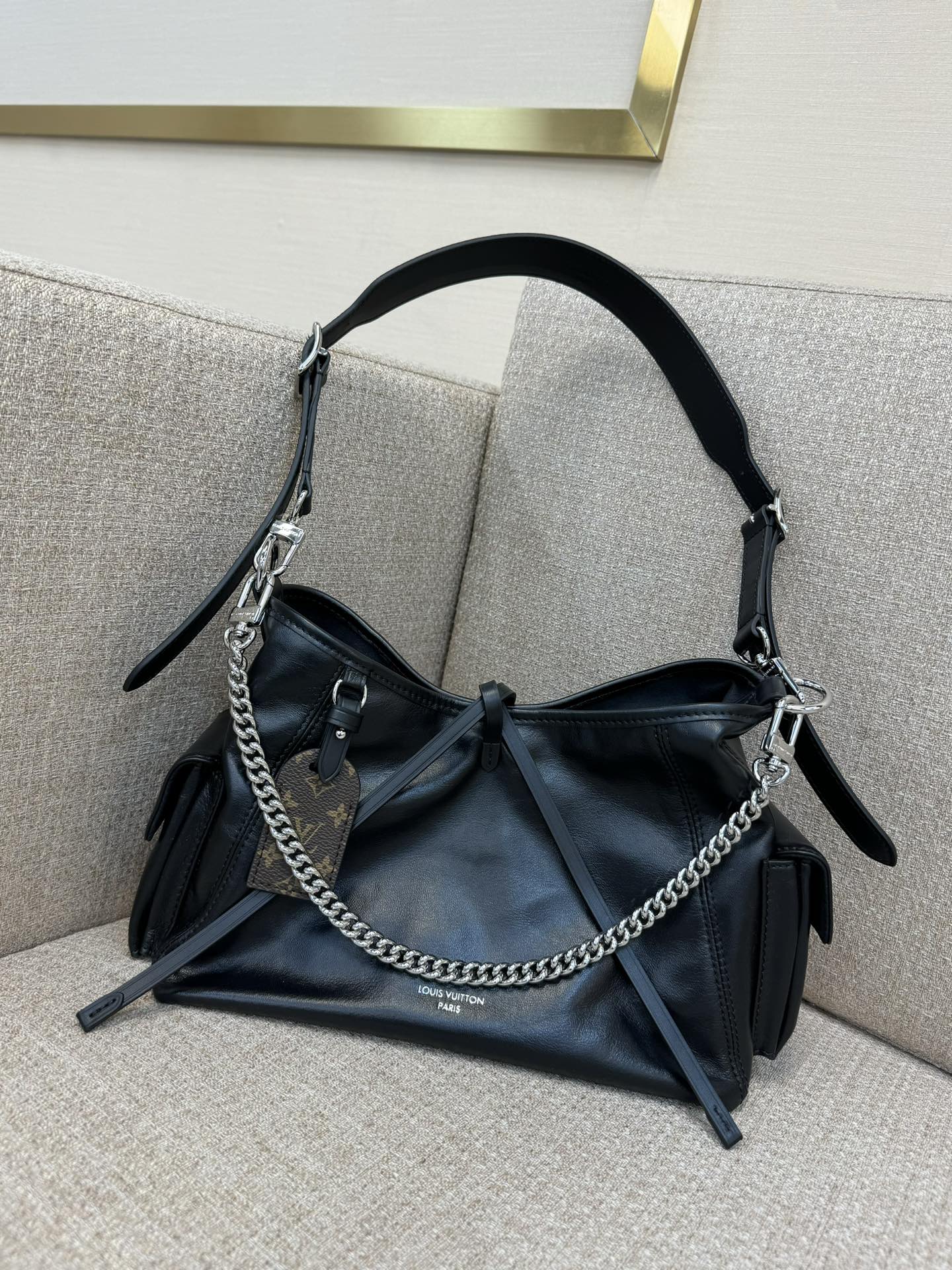 LV CarryAll Dark 스몰 핸드백 양가죽 미세 주름 텍스처 폴리싱 메탈 장식 느긋한 실루엣 대용량 숄더 크로스바디-최상급 품질