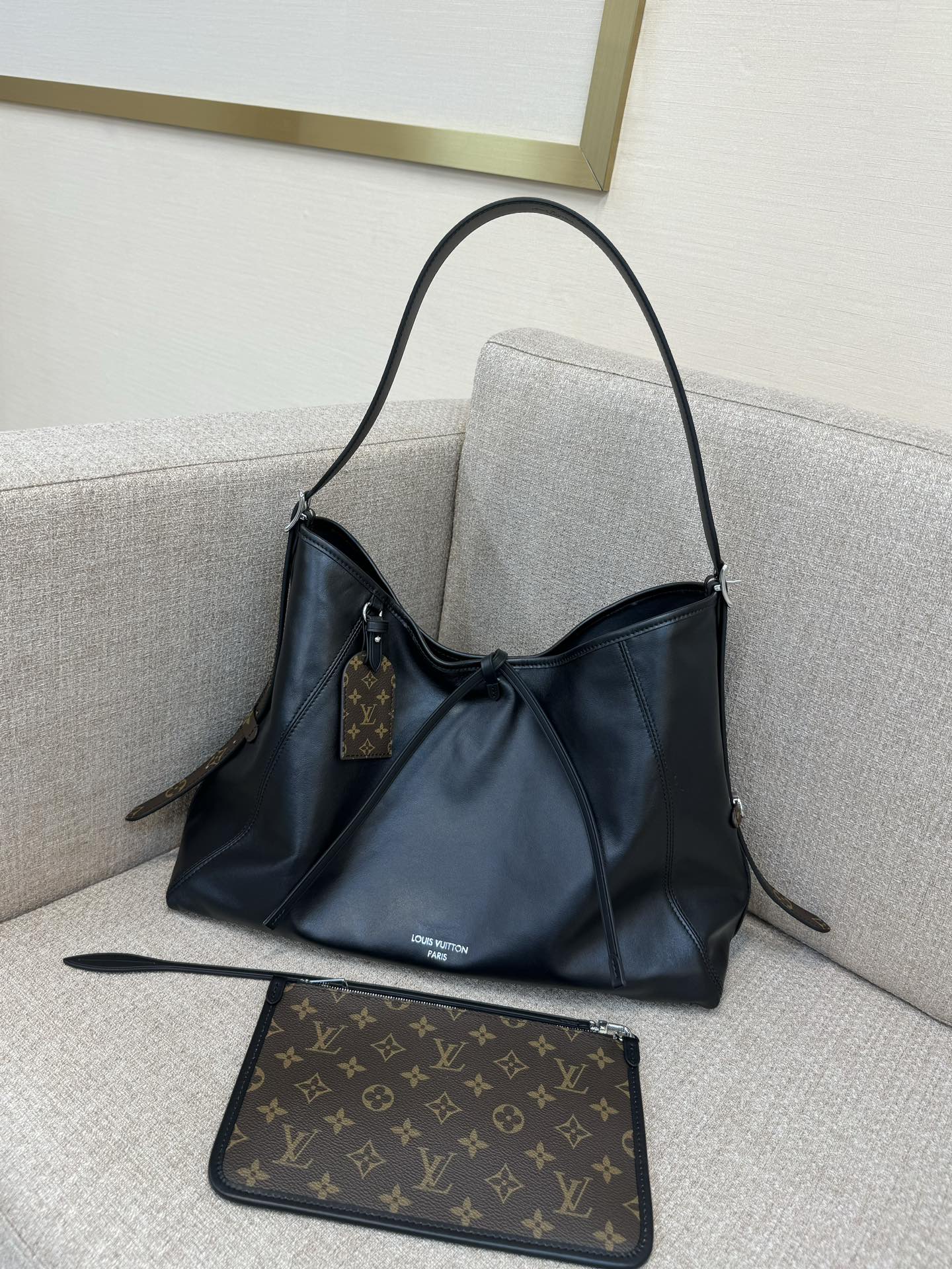 LV CarryAll Dark 미디엄 핸드백 양가죽 미세 주름 텍스처 폴리싱 메탈 장식 느긋한 실루엣 대용량 숄더 크로스바디 - 최상급 품질