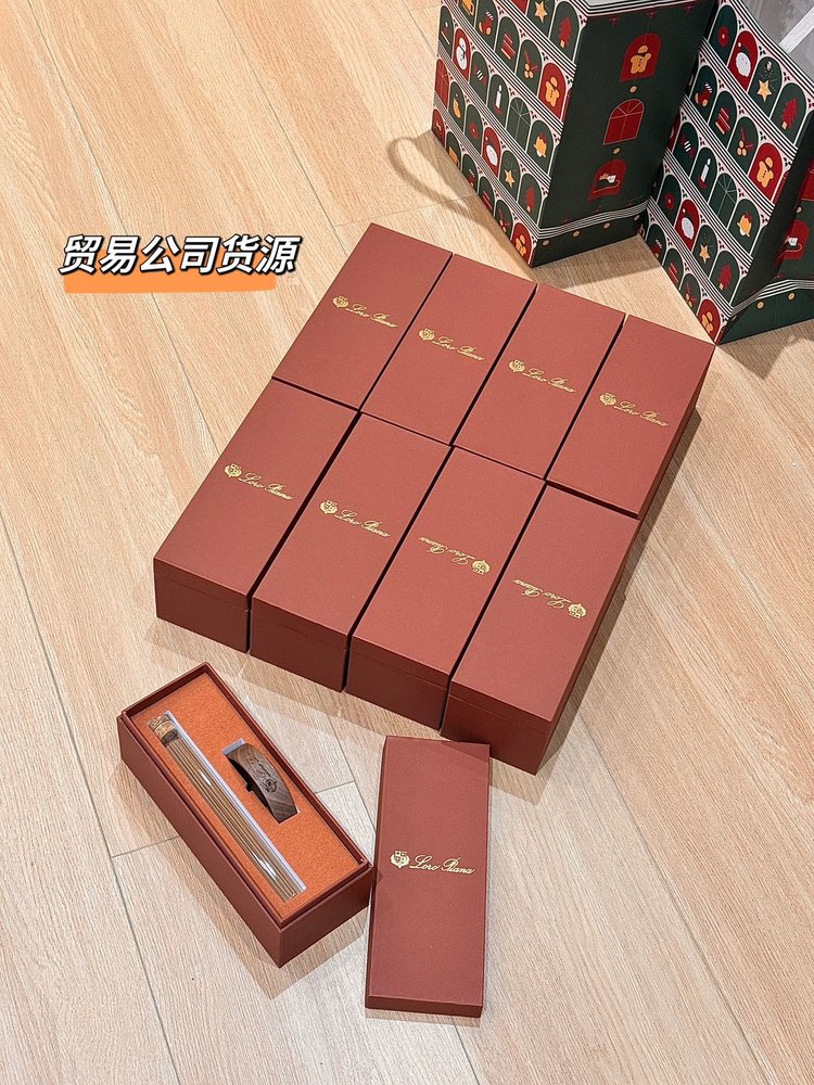NO:809035,The trading company's supply is really a combination of top luxury brands and traditional Chinese fragrance making technology!  The incense stick is purely handmade and handmade by craftsmen. It is equipped with a black walnut incense stick and is engraved with the classic LP logo. The incense stick is packaged in a corked glass tube, which can better prevent moisture and lock the incense. The small tube is very convenient to carry!  , Car Aromatherapy. Home Fragrance. Candles, loro piana19860909贸易公司货源 真的是顶级奢侈品牌与中国传统制香工艺相结合！纯手工制作线香加上经匠人纯手工打造 并配有一尊黑胡桃木香插、雕刻了lp经典标识 线香的包装用的是木塞玻璃管 能更好的防潮锁香而且小小一管 非常方便携带！,车载香薰.居家香氛.蜡烛,loro piana,accessory