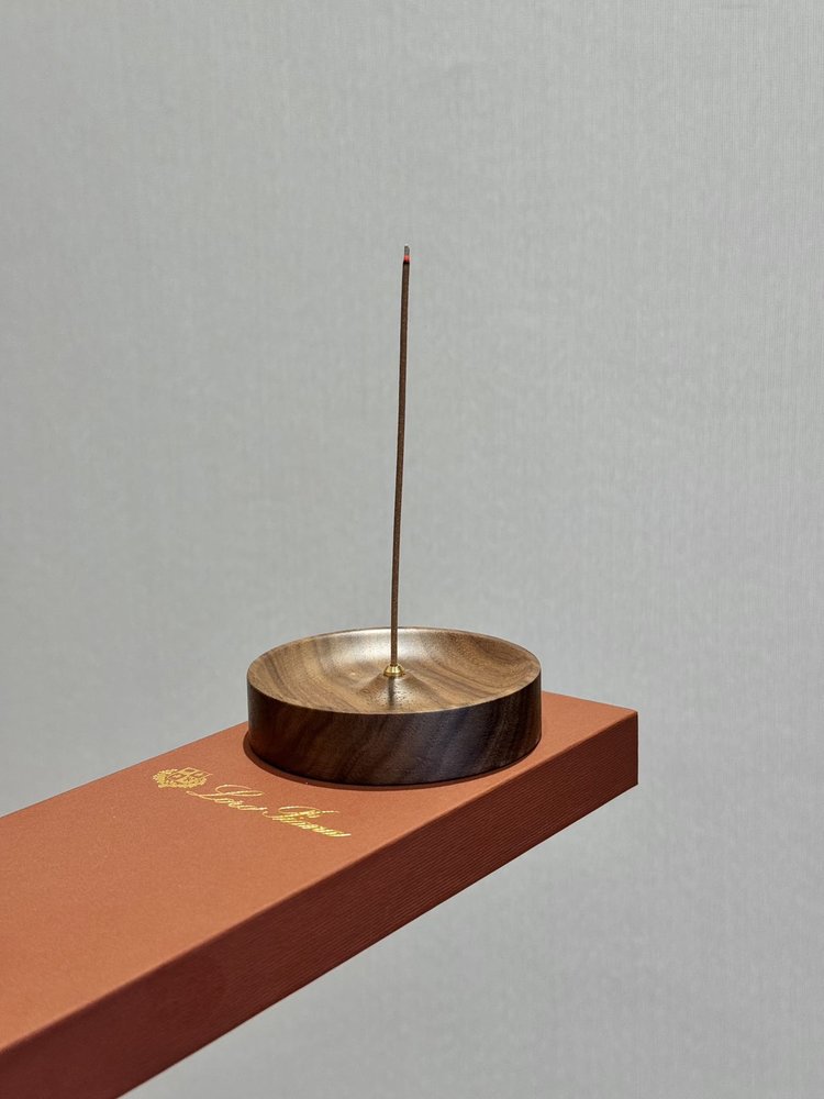 NO:809017,The black walnut incense stick has a simple shape, a rustic feel and a warm texture, and is made with first-class workmanship. You can light sandalwood at home when you are relaxing. It has a very atmospheric feel. I like it so much!  !  !  !  , Car Aromatherapy. Home Fragrance. Candles19860909黑胡桃木香插造型简约 古朴手感温润质地做工一流,休息在家点燃檀香 很有氛围感,我太喜欢啦！！！！,车载香薰.居家香氛.蜡烛,accessory