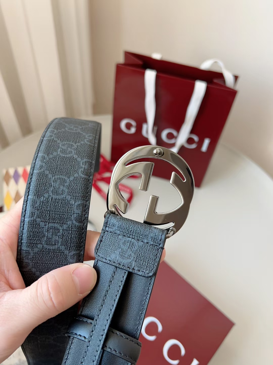 互扣式双G以钌色调配件亮眼呈现，致敬品牌悠久传承。这款腰带以黑色GG Supreme帆布匠心打造。黑色G