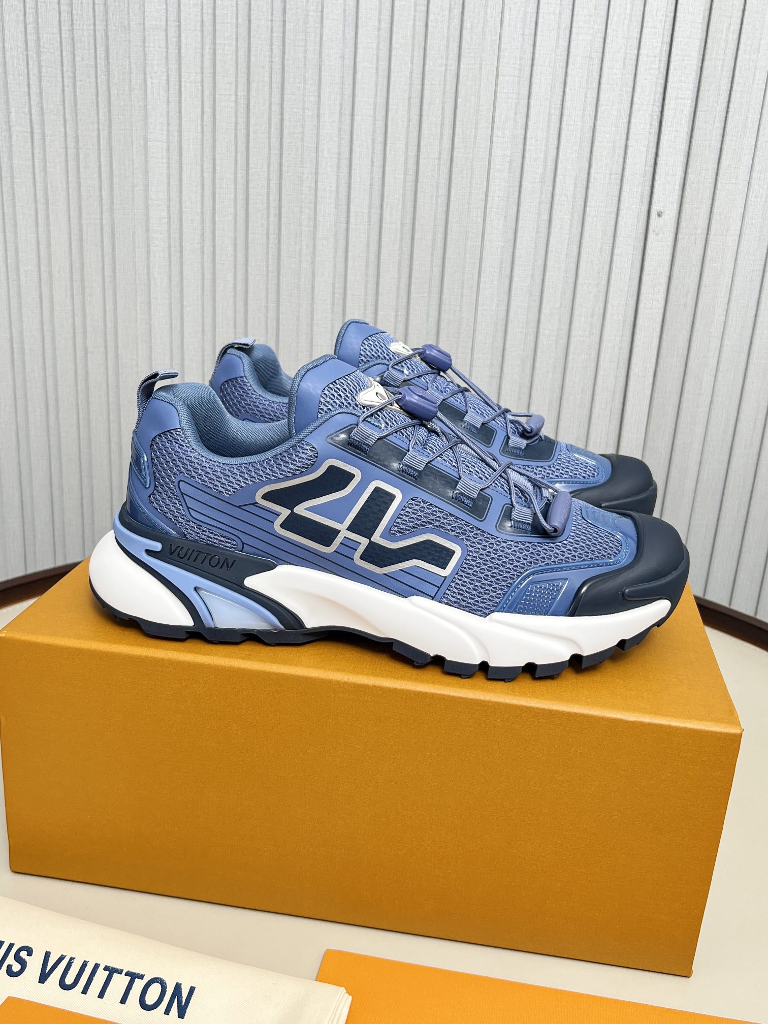 NO:439963,Top version LV Louis Vuitton Ljia Donkey Runner Tatic series Thick sole Casual sports shoes Running shoes Original purchase and development Made this model LV Runner Tatic sports shoes combine mesh fabrics and straps to interpret the inspiration of traditional hiking shoes. LV letters are written on one side, and the lassoon buckles are embellished with fast lace-up system Monogram Flowers and Louis Vuitton logos, light and wear-resistant rubber outsole perfect overall delivery counter exquisite packaging Fabric: original imported custom technology fabric + mesh surface Inner original customized breathable mesh Sole original open mold-proof rubber combination material Sole thickness 4CM Size: men's 39-45, casual shoes/sports shoes, louis vuitton, louis vuitton, louis vuitton, louis vuitton, louis vuitton, louis vuitton, louis vuitton, louis vuitton, louis  vuitton,sneakers19860909顶级版本 LV路易威登 L家驴牌Runner Tatic系列 厚底 休闲 运动鞋 跑鞋 原版购入开发 做货 本款 LV Runner Tatic 运动鞋融合网格面料和饰带等科技材质,演绎传统登山鞋的灵感启发.LV 字母抒写于一侧,快速系带系统的套索扣点缀 Monogram 花卉和路易威登标识,轻盈耐磨的橡胶外底完善整体 配送专柜精美包装 面料:原版进口定制科技面料+网面 内里原版定制透气网里 鞋底原版开模防滑橡胶组合材质 底厚4CM Size:男款39-45,休闲鞋/运动鞋,louis vuitton,louis vuitton,louis vuitton,louis vuitton,sneakers,Women's Shoes