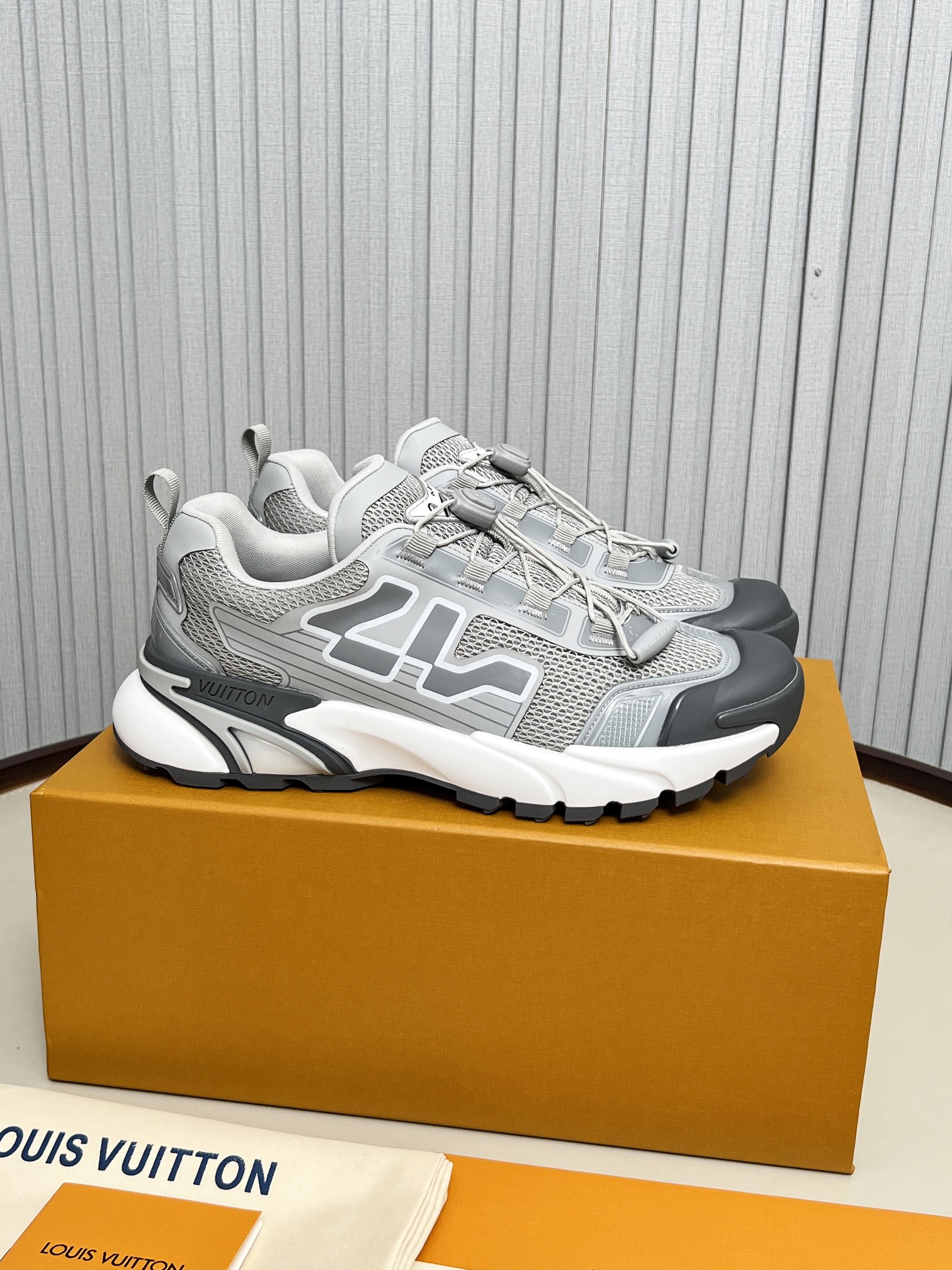 NO:439994,- Only for men's style!  !  LV Louis Vuitton L family runner Tatic series thick sole casual sneakers running shoes original purchase and development Made this model LV Runner Tatic sports shoes combine technology materials such as mesh fabric and straps to interpret the inspiration of traditional hiking shoes. LV letters are written on one side, with lasso buckles embellished with fast lace-up system Monogram Flowers and Louis Vuitton logos, light and wear-resistant rubber outsole perfect overall delivery counter exquisite packaging Fabric: original imported customized technology fabric + mesh surface Inner original customized breathable mesh Sole original open mold-proof rubber combination material Sole thickness 4CM Size: men's 39-45, casual shoes/sports shoes, louis vuitton, louis vuitton, louis vuitton, louis vuitton, louis vuitton, louis vuitton, louis vuitton, louis vuitton, louis  vuitton,sneakers19860909-只做男款！！ LV路易威登 L家驴牌Runner Tatic系列 厚底 休闲 运动鞋 跑鞋 原版购入开发 做货 本款 LV Runner Tatic 运动鞋融合网格面料和饰带等科技材质,演绎传统登山鞋的灵感启发.LV 字母抒写于一侧,快速系带系统的套索扣点缀 Monogram 花卉和路易威登标识,轻盈耐磨的橡胶外底完善整体 配送专柜精美包装 面料:原版进口定制科技面料+网面 内里原版定制透气网里 鞋底原版开模防滑橡胶组合材质 底厚4CM Size:男款39-45,休闲鞋/运动鞋,louis vuitton,louis vuitton,louis vuitton,louis vuitton,sneakers,Women's Shoes