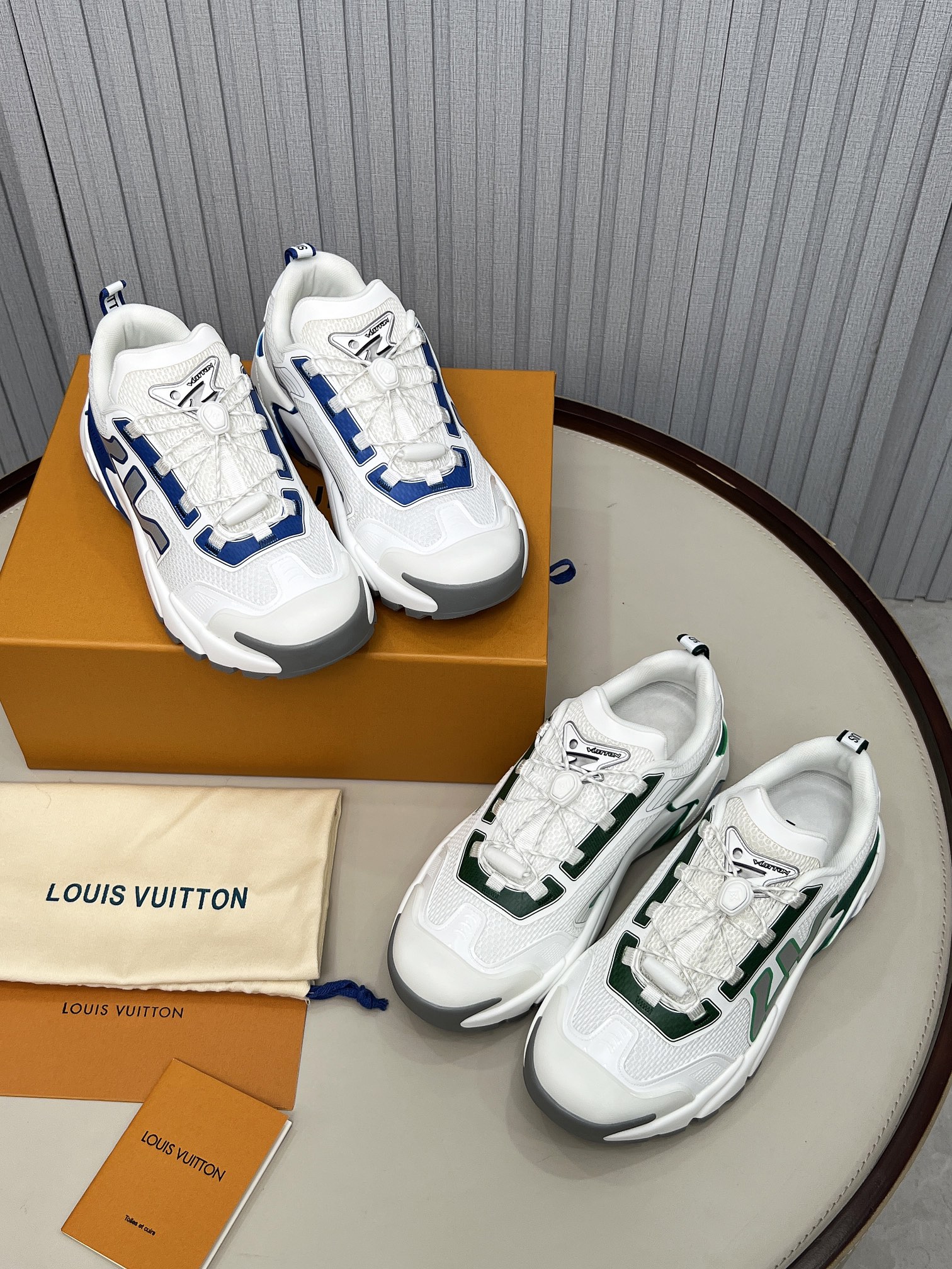 NO:349800,LV Louis Vuitton L family runner Tatic series thick sole casual sneakers running shoes original purchase and development Made this model LV Runner Tatic sports shoes combine technology materials such as mesh fabric and straps to interpret the inspiration of traditional hiking shoes. LV letters are written on one side, and the lassoon buckles are embellished with fast lace-up system Monogram Flowers and Louis Vuitton logos, light and wear-resistant rubber outsole perfect overall, delivery counter exquisite packaging Fabric: original imported custom technology fabric + mesh surface Inner original customized breathable mesh Sole original open mold anti-slip rubber combination material Sole thickness 4CM Size: men's model 39-45,,louis vuitton,louis vuitton,louis vuitton,louis vuitton,louis  vuitton,sneakers19860909LV路易威登 L家驴牌Runner Tatic系列 厚底 休闲 运动鞋 跑鞋 原版购入开发 做货 本款 LV Runner Tatic 运动鞋融合网格面料和饰带等科技材质,演绎传统登山鞋的灵感启发.LV 字母抒写于一侧,快速系带系统的套索扣点缀 Monogram 花卉和路易威登标识,轻盈耐磨的橡胶外底完善整体 配送专柜精美包装 面料:原版进口定制科技面料+网面 内里原版定制透气网里 鞋底原版开模防滑橡胶组合材质 底厚4CM Size:男款39-45,,louis vuitton,louis vuitton,louis vuitton,louis vuitton,sneakers,Men's shoes
