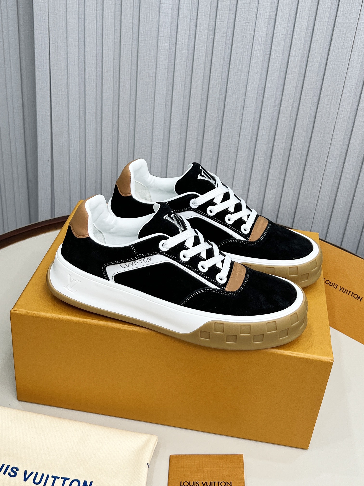 NO:557133,[Real price] Top version LV-Louis Vuitton-classic catwalk new model, air glue technology, original 11 development and re-engraving!  !  The upper foot is very comfortable. It is made of luxurious materials and fine workmanship. The midsole is printed with English letters 'Made in Europe'. The upper is made of calfskin imported from Italy. The side is decorated with the brand LOGO and signature. The latest latex foot mesh lining makes the foot feel super comfortable. The original two-color TPU combination outsole is specially provided by the factory. The package technology is Goodyear stitched and overlocked. Fabric: Exclusive custom-made first-layer cowhide. Accessories: Exclusive private model Vuitton logo.  Inner lining: Customized silky mesh lining - first-layer silk cowhide lining Outsole: TPU combination outsole, wear-resistant, non-slip and anti-yellowing Foot pads: New latex pads - mesh sweat-absorbent Counter technology: Fully computerized sewing machine to pull the thread Toe box Back cover Hot and cold shaping Full set of pull-top lasts with medium and low logo patterns Code number 39-44 (45 can be customized, Louis vuitton, Louis   vuitton,cowhide19860909【实价】顶级版本 LV-路易威登-经典走秀新款 空胶工艺·原版11开发复刻！！上脚非常舒适 奢侈用料,做工精细,中底印有欧洲制造英文字母 鞋面由意大利进口小牛皮拼接,侧边饰有品牌LOGO标志及签名,最新乳胶垫脚网布内里,脚感超舒适.原厂特供原版双色TPU组合大底.套包工艺 固特异缝合锁边 面料:独家定制头层牛皮 配件:独家私模Vuitton 标识, 内里:定制丝滑网里-头层丝绸牛皮内里 大底:TPU组合大底耐磨防滑防黄 垫脚:新款乳胶垫-网纱吸汗 专柜工艺:全电脑针车拉线 鞋头 后套 冷热定型 全套拉帮套楦中低logo花纹 码数39-44（45可订制,,louis vuitton,louis vuitton,cowhide,Men's shoes