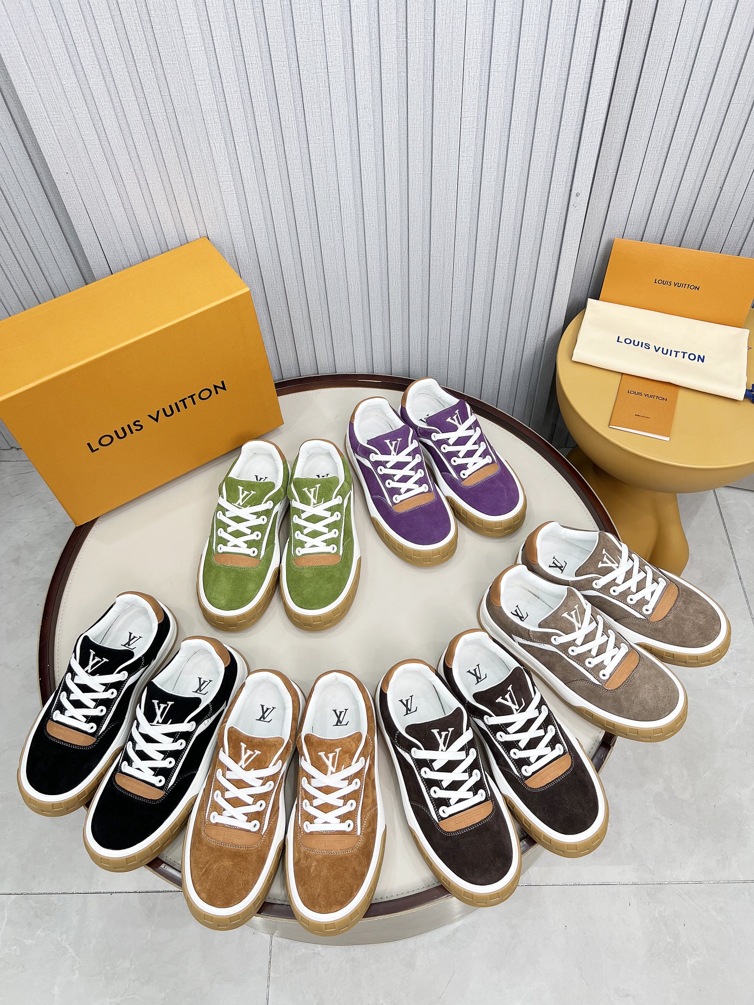 NO:355193,Top version LV-Louis Vuitton-Classic Show new model, empty glue craftsmanship·Original 11 development replica!  !  Very comfortable to put on the foot, luxurious materials, fine workmanship, midsole printed with English letters made in Europe. The upper is spliced ​​by calfskin imported from Italy, with brand logo and signature on the side. The latest latex footbed mesh inner lining, which makes the foot feel very comfortable. Original special supply of original two-color TPU combination sole. Packing process Goodyear sewing locking edge Fabric: exclusive custom top layer cowhide Accessories: Exclusive private mold Vuitton logo, inner lining: custom silky mesh inner lining - top layer silk cowhide Outsole: TPU combination sole wear-resistant, non-slip and yellow footbed footbed: new latex pad-mesh sweat-absorbing counter technology: full computer needle car pull thread toe back cover hot and cold set Full set of pull-up sleeve mid-low logo pattern Size 39-45,,louis vuitton,louis vuitton,cowhide19860909顶级版本 LV-路易威登-经典走秀新款 空胶工艺·原版11开发复刻！！上脚非常舒适 奢侈用料,做工精细,中底印有欧洲制造英文字母 鞋面由意大利进口小牛皮拼接,侧边饰有品牌LOGO标志及签名,最新乳胶垫脚网布内里,脚感超舒适.原厂特供原版双色TPU组合大底.套包工艺 固特异缝合锁边 面料:独家定制头层牛皮 配件:独家私模Vuitton 标识, 内里:定制丝滑网里-头层丝绸牛皮内里 大底:TPU组合大底耐磨防滑防黄 垫脚:新款乳胶垫-网纱吸汗 专柜工艺:全电脑针车拉线 鞋头 后套 冷热定型 全套拉帮套楦中低logo花纹 码数39-45,,louis vuitton,louis vuitton,cowhide,Men's shoes