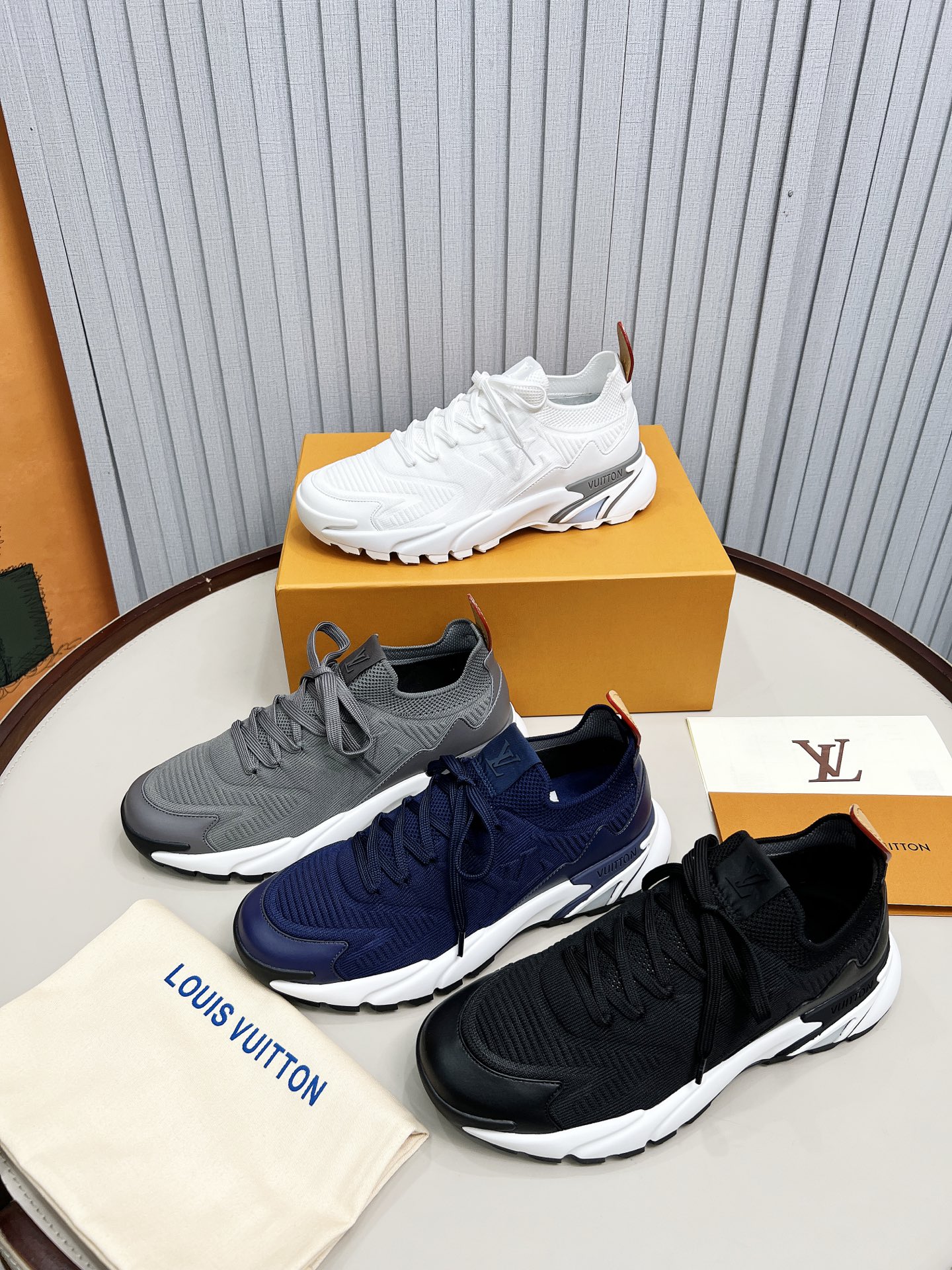 NO:351989,Real price will not be given any profit!  Top version LV Louis Vuitton Ljia Donkey Runner Tatic series Thick sole Casual sports shoes Running shoes Original purchase and development Made this model LV Runner Tatic sports shoes blend flying fabric material, interpreting the inspiration of traditional hiking shoes. LV letters are written on one side, Louis Vuitton logo, light and wear-resistant rubber outsole perfect overall, delivery counter exquisite packaging Fabric: Original imported custom flying fabric Inner original customized breathable net Sole original open mold anti-slip rubber combination material Sole thickness 4CM Size: Men's model 39-45,,louis vuitton,louis vuitton,louis vuitton,louis vuitton,louis vuitton,louis vuitton,sneakers19860909实价不让利！顶级版本 LV路易威登 L家驴牌Runner Tatic系列 厚底 休闲 运动鞋 跑鞋 原版购入开发 做货 本款 LV Runner Tatic 运动鞋融合飞织面料材质,演绎传统登山鞋的灵感启发.LV 字母抒写于一侧,路易威登标识,轻盈耐磨的橡胶外底完善整体 配送专柜精美包装 面料: 原版进口定制飞织面料 内里原版定制透气网里 鞋底原版开模防滑橡胶组合材质 底厚4CM Size: 男款39-45,,louis vuitton,louis vuitton,louis vuitton,louis vuitton,sneakers,Men's shoes