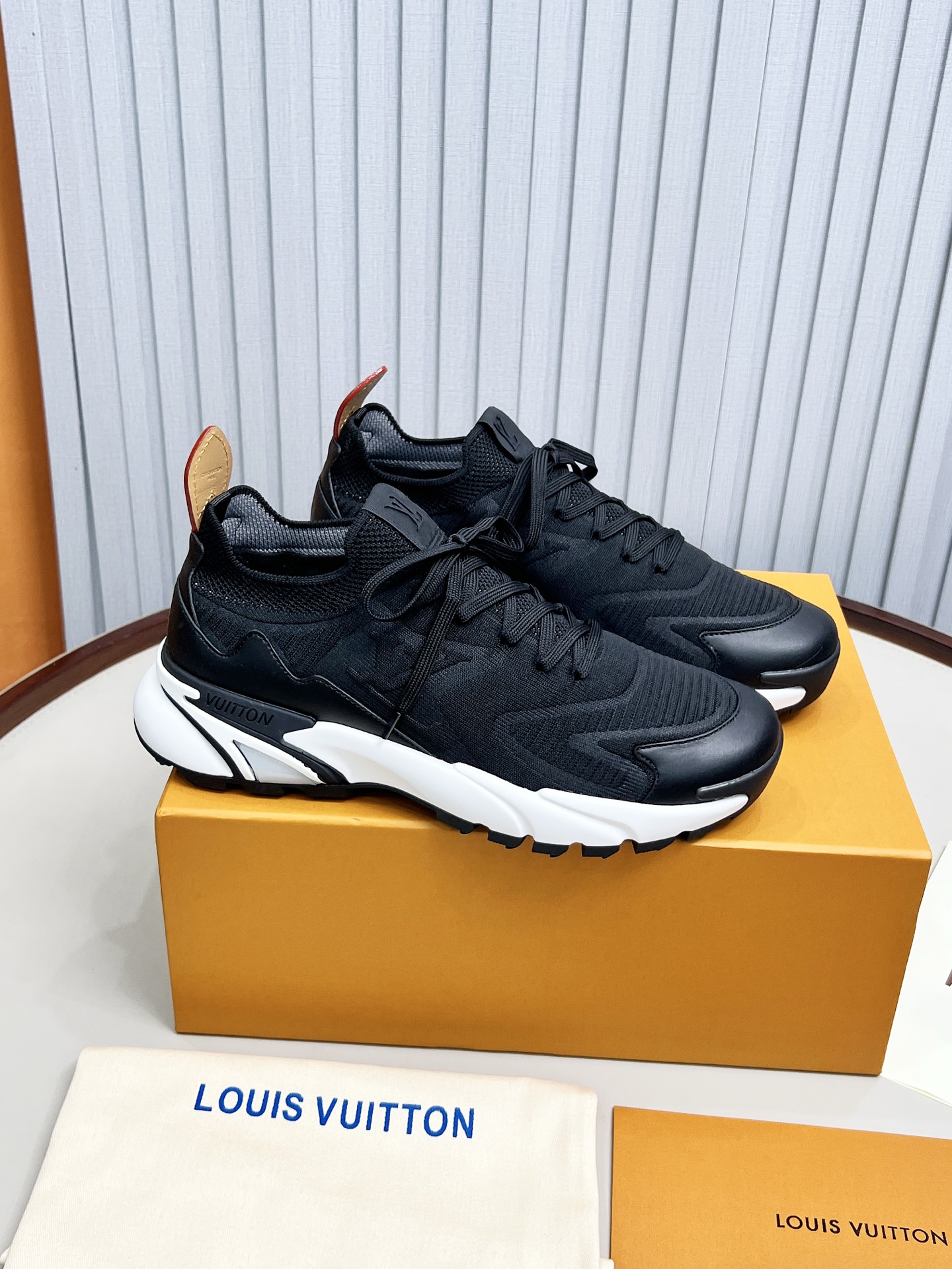 NO:466807,Top version LV Louis Vuitton Ljia Donkey Runner Tatic series Thick sole Casual sports shoes Running shoes Original purchase and development Made this model LV Runner Tatic sports shoes blend flying fabric material, interpreting the inspiration of traditional hiking shoes. LV letters are written on one side, Louis Vuitton logo, light and wear-resistant rubber outsole perfect overall, delivery counter exquisite packaging Fabric: original imported custom flying fabric Inner original customized breathable net Sole original open mold anti-slip rubber combination material Sole thickness 4CM Size: men's 39-45, casual shoes/sports shoes, louis vuitton, louis vuitton, louis vuitton, louis vuitton, louis vuitton, louis vuitton, louis vuitton, louis vuitton, louis vuitton, louis vuitton, louis vuitton, louis vuitton, louis vuitton, louis vuitton, louis vuitton, louis vuitton, louis vuitton, louis vuitton, louis vuitton, louis vuitton, louis vuitton, louis vuitton, louis vuitton, louis vuitton, louis vuitton, louis vuitton, louis vuitton, louis vuitton, louis vuitton, louitton, louis vuitton, louitton, louis vuitton, louitton, louis vuitton, louitton, louis vuitton, louitton, louis vuitton, louitton, louitton, louis vuitton, louitton, louitton, louitton, louitton, louitton, louitton, louitton, louitton, louit19860909顶级版本 LV路易威登 L家驴牌Runner Tatic系列 厚底 休闲 运动鞋 跑鞋 原版购入开发 做货 本款 LV Runner Tatic 运动鞋融合飞织面料材质,演绎传统登山鞋的灵感启发.LV 字母抒写于一侧,路易威登标识,轻盈耐磨的橡胶外底完善整体 配送专柜精美包装 面料:原版进口定制飞织面料 内里原版定制透气网里 鞋底原版开模防滑橡胶组合材质 底厚4CM Size:男款39-45,休闲鞋/运动鞋,louis vuitton,louis vuitton,louis vuitton,louis vuitton,sneakers,Women's Shoes