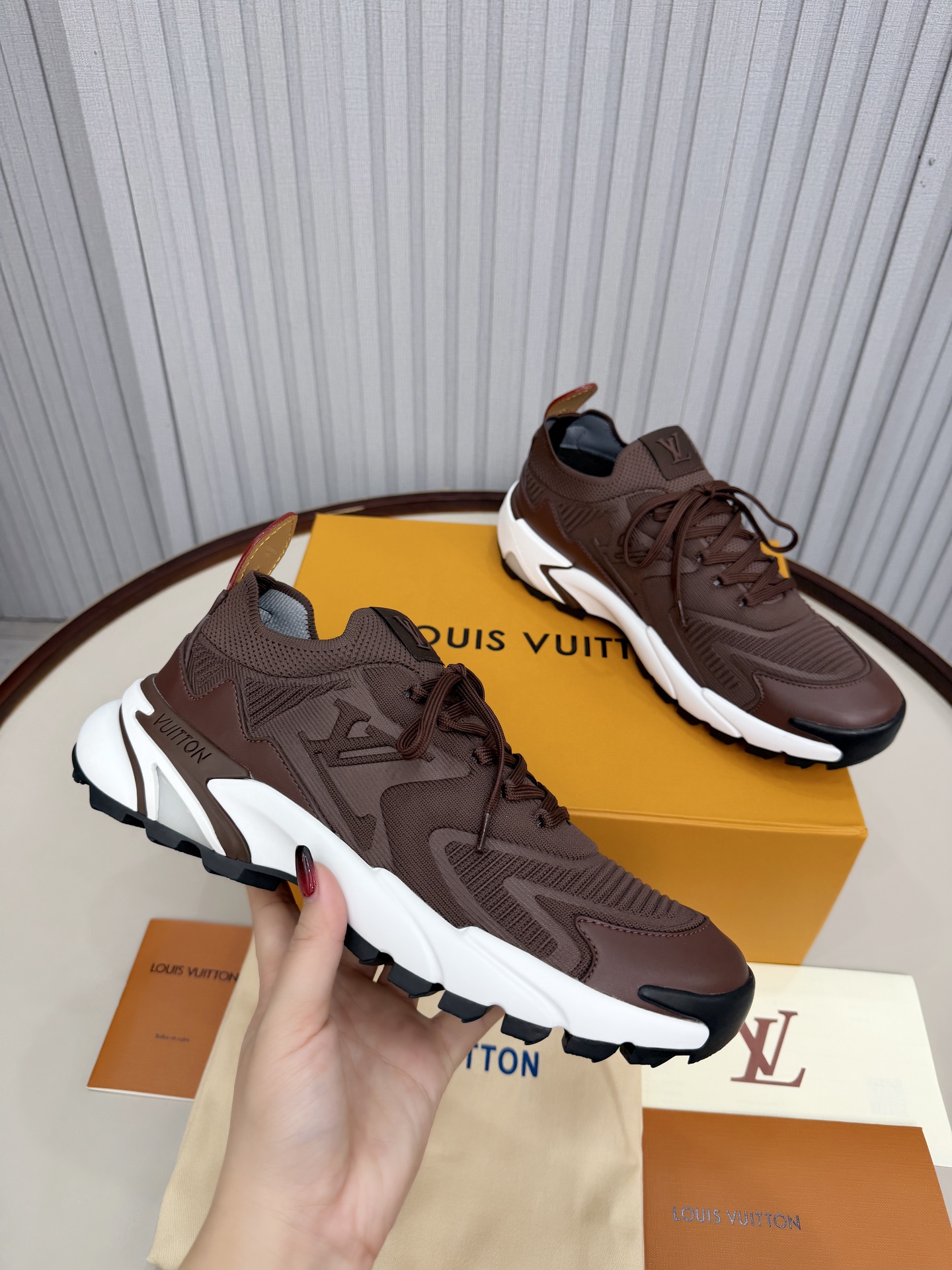 NO:706771,Top version LV Louis Vuitton L Jialu brand Runner Tatic series thick sole casual sports shoes running shoes original purchase development and production This LV Runner Tatic sneakers are blended with fly woven fabric material to interpret the inspiration of traditional mountaineering shoes. LV letters are written on one side, Louis Vuitton logo, light and wear-resistant rubber outsole completes the whole delivery counter exquisite packaging Fabric: original imported custom fly woven fabric lining original custom breathable mesh lining  The sole is made of original molded non-slip rubber combination material, sole thickness 4CM Size: men's 39-45, casual shoes/sports shoes, louis vuitton, louis vuitton, louis vuitton, louis vuitton, sneakers19860909顶级版本 LV路易威登 L家驴牌Runner Tatic系列 厚底 休闲 运动鞋 跑鞋 原版购入开发 做货 本款 LV Runner Tatic 运动鞋融合飞织面料材质,演绎传统登山鞋的灵感启发.LV 字母抒写于一侧,路易威登标识,轻盈耐磨的橡胶外底完善整体 配送专柜精美包装 面料:原版进口定制飞织面料 内里原版定制透气网里 鞋底原版开模防滑橡胶组合材质 底厚4CM Size:男款39-45,休闲鞋/运动鞋,louis vuitton,louis vuitton,louis vuitton,louis vuitton,sneakers,Women's Shoes