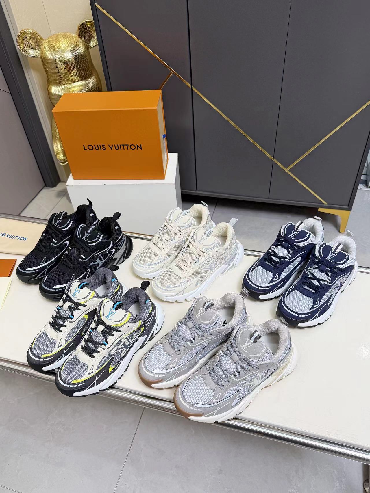 NO:831263,LV Run 2.0 sneakers are made of mesh and cowhide, which are breathable and supportive. Thick rubber soles are cushioned and comfortable, and are suitable for daily wear or light exercise!  The LV logo on the side of the shoe is very recognizable and adds a sense of fashion. The tongue and heel pull tabs are designed to make it easier to put on and take off. The overall design is simple and modern, versatile and easy to control in various occasions ~ size 38-44, 45, 46 customized, louis vuitton, sneakers, cowhide19860909LV Run 2.0运动鞋,采用网布牛皮拼接,透气又有支撑力.厚橡胶鞋底,缓震舒适,日常穿搭或轻运动都OK！鞋侧LV标志超有辨识度,时尚感拉满.鞋舌和后跟拉环设计,穿脱更方便,整体简约现代,百搭不挑风格,轻松驾驭各种场合～ size38-44,45,46定做,,louis vuitton,sneakers,cowhide,Men's shoes