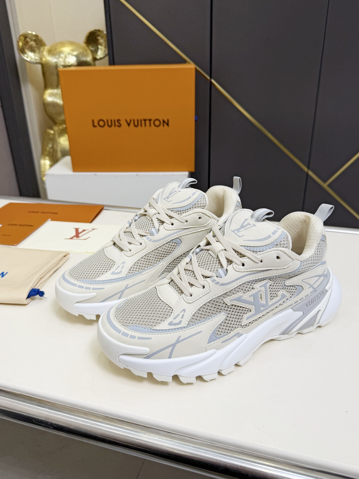 NO:814909,LV men's section. Ceiling level. Synchronization of counters. Synchronization of materials. Synchronization of workmanship. Synchronization of details. Support comparison. Coding. Add jacket. Yellow drawer box. Non-slip fragrance outsole, deodorant. Odorless. Size 39-46. Full set of packaging drawer box, dad shoes, Louis Vuitton, jackets & coats19860909LV 男段. 天花板级别.专柜同步.材料同步.做工同步.细节同步.支持对比.打码.加外套.黄色抽屉盒.防滑香精大底防臭.无气味 尺码39-46 全套包装抽屉盒,老爹鞋,louis vuitton,jackets & coats,Women's Shoes