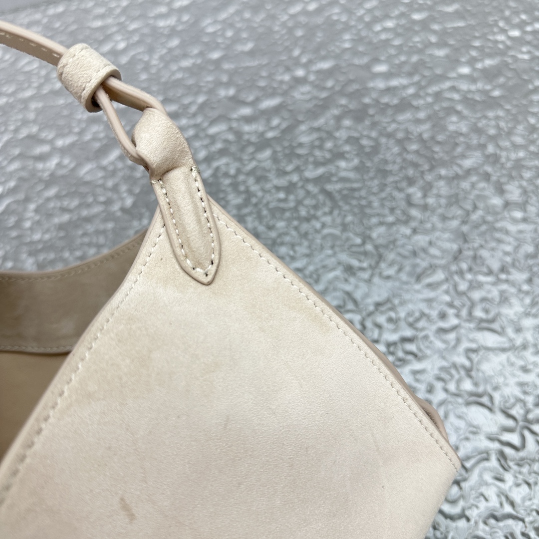 新色现货️磨砂米色迷你磨砂手提袋这个来自纽约的小众奢牌同样是简约有型的设计lotus托特包更新新元素皮面