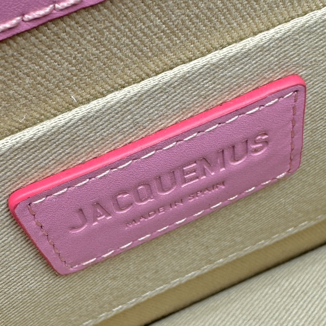 蜜桃粉Jacquemus̶爆款单品腋下包来袭辣手柄处摁扣设计十足手提时下热门的单肩背发以及斜挎一个包包个