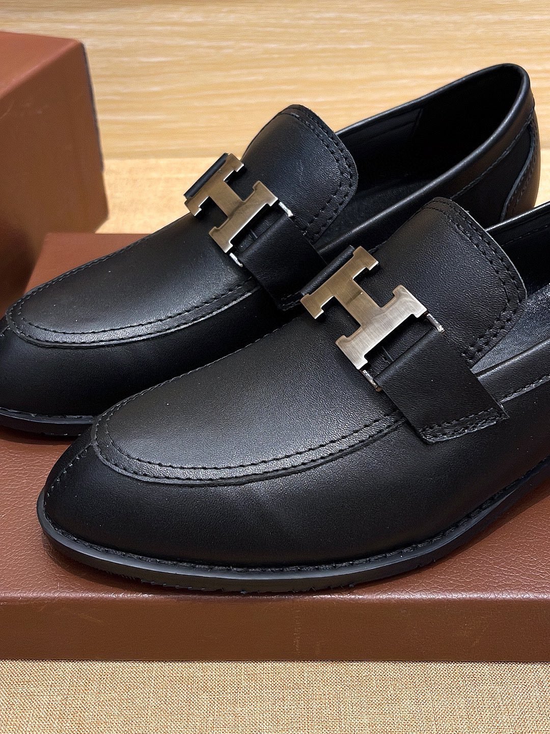 NO:353719,, Brand Hermes, high-end leather shoes, Hermes is always the effective one among many brands, Hermes is bright autumn and winter, imported top layer of upper Italian high-end soft calfskin, Italy never fades the inner lining, which makes it look more high-end fashion, Vietnam imported rubber sole, Hermes pays great attention to quality and craftsmanship, the nobleness and atmosphere from Milan are integrated into it, more like a travel that goes by, casual style, simple, light, versatile fashion...... The regular code 38-45,, hermes, cowhide, sheepskin19860909,品牌爱马仕,高端皮鞋鞋,爱马仕在众多品牌中始终是品牌中的效效者,爱马仕亮丽秋冬,鞋面进口头层意大利高端柔软小牛皮,意大利永不掉色羊皮内里,更显高端时尚,越南进口橡胶大底,爱马仕异常注重品质及工艺,来自米兰的高贵及气息融入其中,更像是一种说走就走的旅行,随性放逐似的格调,简约,轻便,百搭的时尚...... 正码38-45,,hermes,cowhide,sheepskin,Men's shoes