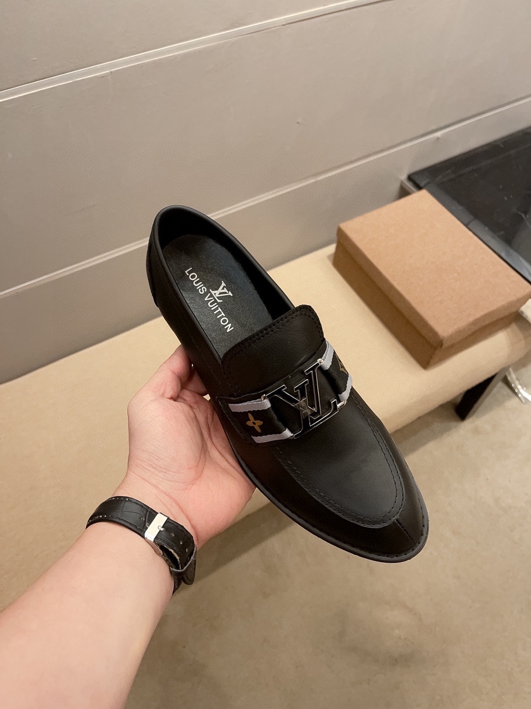 NO:780371,Real, LV official website new model, original version 1:1.... As an active group in the fashion industry, with bold innovation as its true nature, we have created this high-end slip-on leather shoe for trendy men. The fabric is made of imported original cowhide, with comfortable and breathable sheepskin lining. Fashion trend, original outsole, so luxurious and high-end domineering, only sold to you who know the stuff!  Standard code 37-45,,louis vuitton,cowhide,sheepskin19860909实,LV官网新款,原版1:1....作为时尚界的活跃一族,以大胆创新为本色 ,为潮男们打造出这款高档套脚皮鞋 ,面料采用进口原版牛皮,舒适透气羊皮内里. 时尚潮流,原版大底,如此奢华高档霸气 只卖懂货的你哦！标准码37-45,,louis vuitton,cowhide,sheepskin,Men's shoes