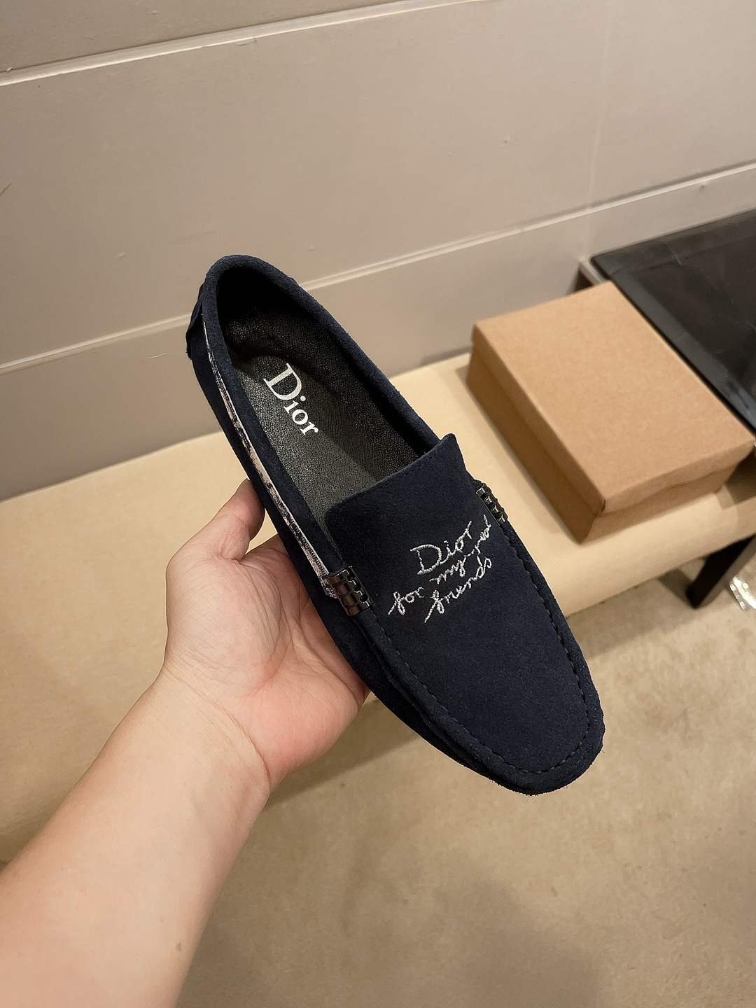 NO:353671,(Real price) [Dior] Official new model, popular Italian supermodels and nobles, Dior fashion industry's best leader, official high-quality high-end bean shoes. Suitable for driving, casual, white-collar, business men's first choice, star Jay Chou's same style, original original, imported original matte cowhide + embroidery, original comfortable and breathable sheepskin lining. French palace-level noble model priced at 19918 Swiss francs, Paris Fashion Week show style in France, a brand can deeply root the heart, a pair of shoes can also make you linger, what you wear is not only noble, but also a standard of aura 37-45,,dior,cowhide,sheepskin19860909（实价)【Dior】 官方新款,意大利名模贵族们爆款,Dior时尚界的佼佼者,无可超越,官方高品质精品高端豆豆鞋.适合驾车,休闲,白领,商务男士首选,明星周杰伦同款,原单正品,采用进口原版磨砂牛皮+刺绣,原版舒适透气羊皮内里.法国殿堂级尊贵款售价19918瑞士法郎,法国巴黎时装周走秀款 ,一个品牌可以深植内心 ,一双鞋也可以让你流连忘返,穿出的不仅仅是尊贵,更是一种气场标准37-45,,dior,cowhide,sheepskin,Men's shoes