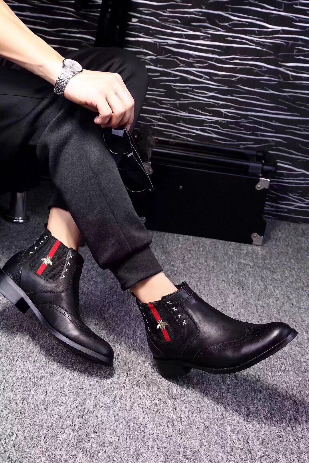 NO:353702,(Real price), brand Guqi!  The English name Gucci, the official flagship store’s new winter Paris Fashion Week show style, shocking, Gucci’s different feeling, naturally elegant, [Love] The upper is made of top-layer imported Italian calfskin, top-layer sheepskin inner, breathable and comfortable to wear [Rose][Lips] Gucci domineering, generous, men’s favorite, Gucci World Cup commemorative model, Messian special model, you can also have it. In today’s time when Gucci is invincible, each model is specially made for you [Strong][Strong] will not lose face in any occasion, and will attract you attention!  Standard 37~45, gucci, cowhide, sheepskin19860909(实价),品牌古奇！英文名Gucci,官方旗舰店新款冬季巴黎时装周走秀款,惊世骇俗,古奇不一样的感觉,自然不失高雅,[爱情] 鞋面采用头层进口意大利小牛皮,头层羊皮内里,穿着透气舒适[玫瑰][嘴唇] 古奇霸气,大方,男士的最爱,古奇世界杯纪念款,梅西特制款,你也可以拥有,在古奇经久不衰的今天,每款都独具匠心的为您特制 [强][强]在任何场合都不失面子,为你赚足眼球！标准37～45,,gucci,cowhide,sheepskin,Men's shoes