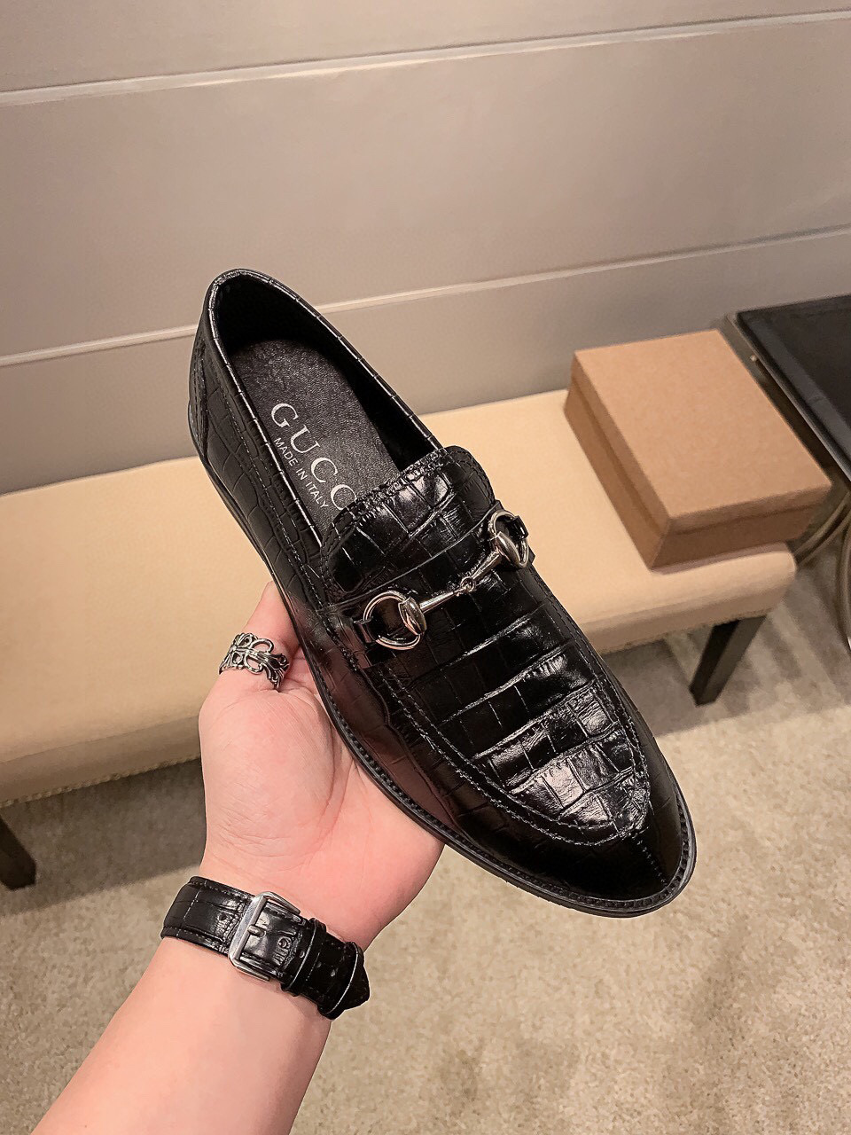 NO:830334,(Real price), 'GUCCI' Gucci [high version ~ official website formal men's shoes] casual and men's counters are on sale at the same time, the Italian imported original brand selects first-layer soft cowhide. First-layer sheepskin lining (refuses to decolorize and grind feet) original sole, designed by Italian senior director designer Alessandro Michele himself, super comfortable original sole perfect for driving. The real thing is better when photographed in person, suitable for outdoor drivers to drive, travel, and leisure  High quality sneakers, standard size 38-46, gucci, cowhide, sheepskin19860909(实价),《GUCCI 》 古奇【高版本～官网正装男鞋】休闲 男士专柜同步发售,意大利进口原版品牌精选头层柔软牛皮.头层羊皮内里（拒绝脱色磨脚）原版底,由意大利高级总监设计师Alessandro Michele亲自操刀设计,超舒服原版底 驾车完美.实物拍摄实物更赞 ,适合户外司机驾车、旅行,休闲 高品质板鞋,标准码38-46,,gucci,cowhide,sheepskin,Men's shoes
