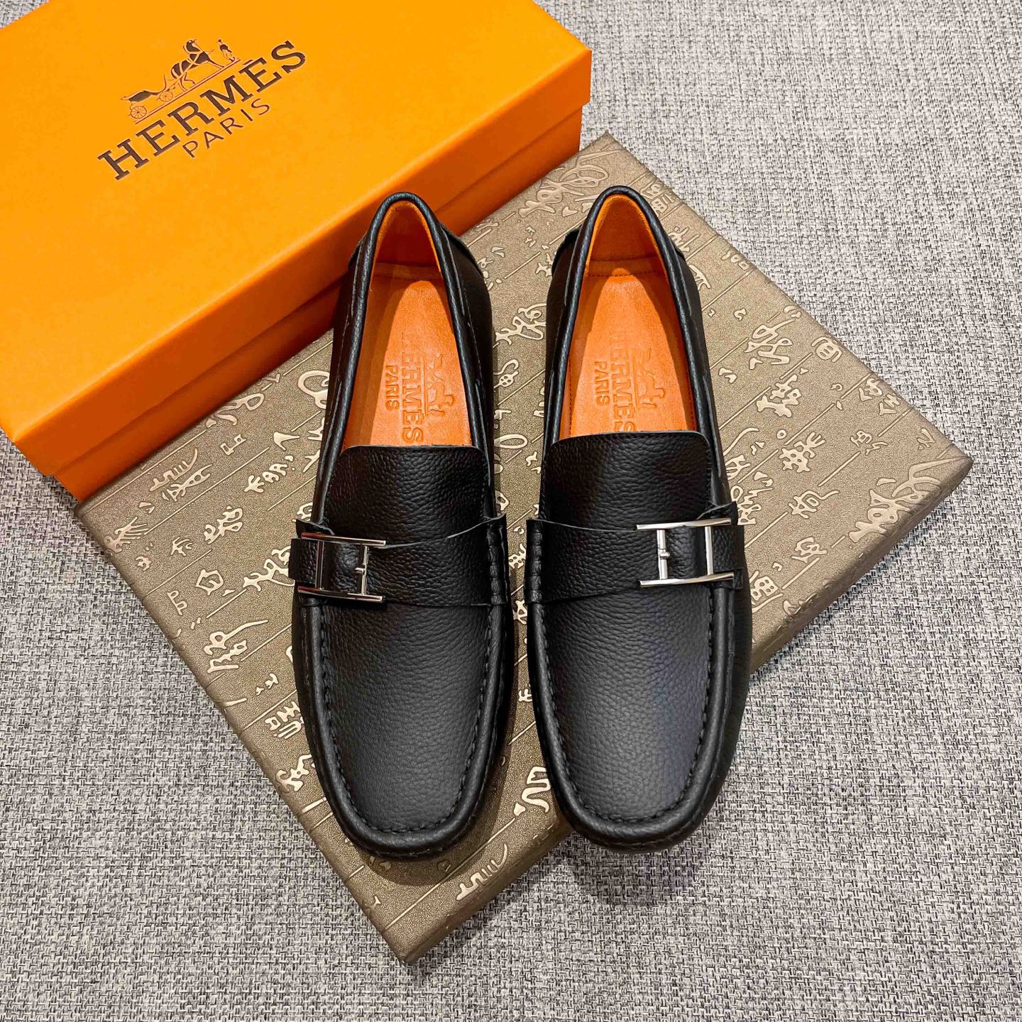 NO:557098,Actual price, (all pure cow lining) high-end beanie shoes, the official new model of Hermès, popular among Italian supermodels and aristocrats, Hermès is the leader in the fashion industry, unsurpassed, suitable for driving, leisure, white-collar workers, business men's first choice, the same style for celebrities, the upper is made of imported original cow leather, the original comfortable and breathable cow lining. The price of the French palace-level distinguished model is 19,918 Swiss francs, the Paris Fashion Week catwalk model, a brand can be deeply rooted in the heart.  , a pair of shoes can also make you linger, wearing it is not only noble, but also a standard of aura 37-46, hermes, hermes, cowhide19860909实价,(全纯牛里)高端豆豆鞋,爱马仕（Hermès）官方新款,意大利名模贵族们爆款,Hermès时尚界的佼佼者,无可超越,适合驾车,休闲,白领,商务男士首选,明星同款,鞋面采用进口原版牛皮,原版舒适透气牛里.法国殿堂级尊贵款售价19918瑞士法郎,法国巴黎时装周走秀款 ,一个品牌可以深植内心 ,一双鞋也可以让你流连忘返,穿出的不仅仅是尊贵,更是一种气场标准37-46,,hermes,hermes,cowhide,Men's shoes