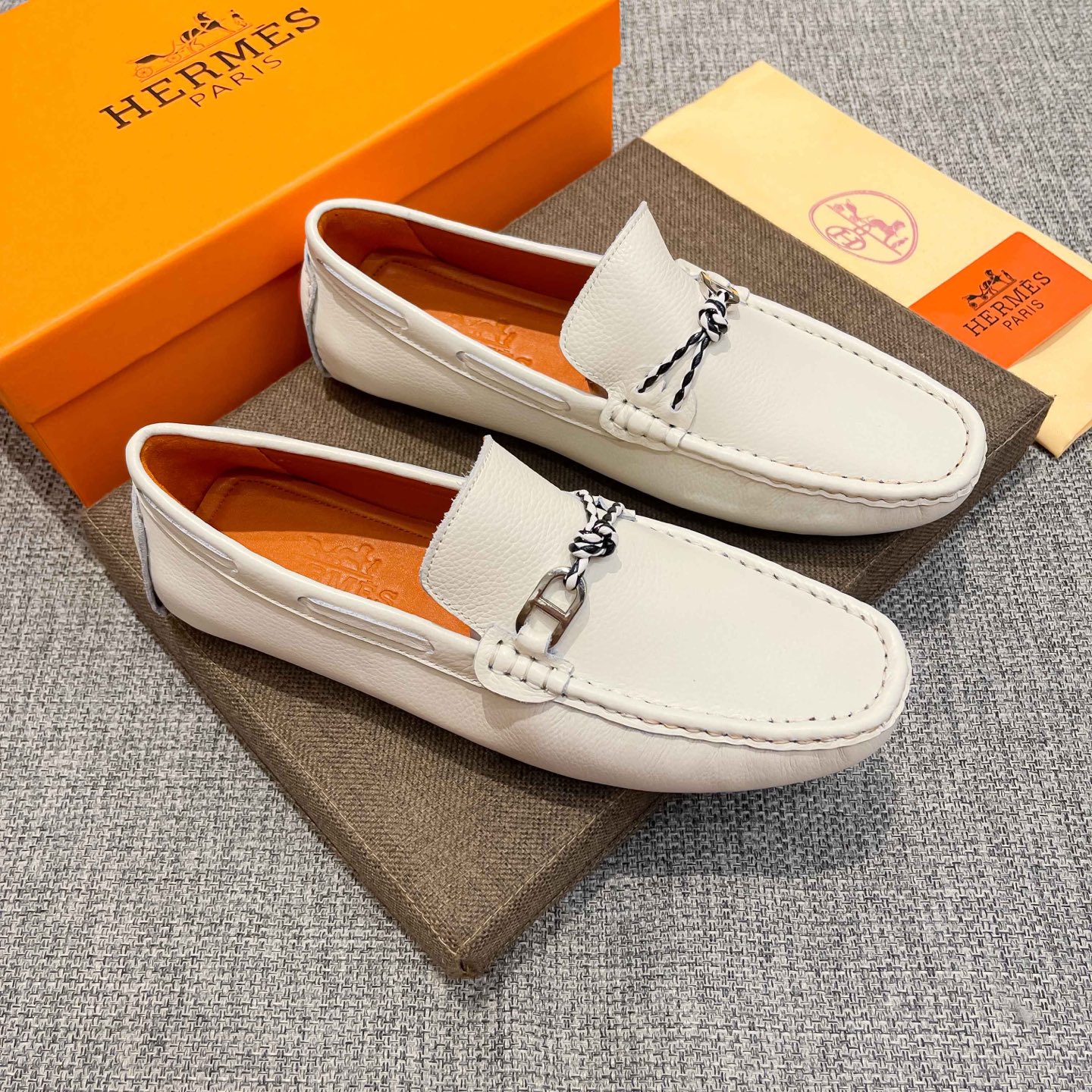 NO:780359,Actual price, (all pure cow lining) high-end beanie shoes, the official new model of Hermès, popular among Italian supermodels and aristocrats, Hermès is the leader in the fashion industry, unsurpassed, suitable for driving, leisure, white-collar workers, business men's first choice, the same style for celebrities, the upper is made of imported original cow leather, the original comfortable and breathable cow lining. The price of the French palace-level distinguished model is 19,918 Swiss francs, the Paris Fashion Week catwalk model, a brand can be deeply rooted in the heart.  , a pair of shoes can also make you linger, wearing it is not only noble, but also a standard of aura 37-47, hermes, hermes, cowhide19860909实价,(全纯牛里)高端豆豆鞋,爱马仕（Hermès）官方新款,意大利名模贵族们爆款,Hermès时尚界的佼佼者,无可超越,适合驾车,休闲,白领,商务男士首选,明星同款,鞋面采用进口原版牛皮,原版舒适透气牛里.法国殿堂级尊贵款售价19918瑞士法郎,法国巴黎时装周走秀款 ,一个品牌可以深植内心 ,一双鞋也可以让你流连忘返,穿出的不仅仅是尊贵,更是一种气场标准37-47,,hermes,hermes,cowhide,Men's shoes