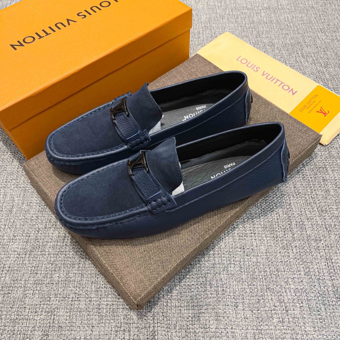 NO:897926,, LV Louis Vuitton official website flagship store business formal casual business high-end beanie shoes, upper layer of Italian cowhide, comfortable, sweat-absorbent and breathable pure cow lining (real material), original imported wear-resistant rubber sole, [Cool][[Gift] Refined and elegant men's favorite products, the upper shows the brand's low profile  Elegant, suitable for the wardrobe in all seasons, whether you are concentrating on work, spending leisure time with your family, or experiencing an elegant lifestyle in the city or the countryside, this series can show true masculine charm. [Applause][Cool][Struggle] Standard code 37～47,,louis  vuitton,louis vuitton,cowhide19860909,LV路易威登官网旗舰店商务正装休闲商务高端豆豆鞋,鞋面头层意大利牛皮,舒适吸汗透气全纯牛里(真材实料),原版进口耐磨橡胶底,[酷][[礼物]精致优雅男士心备佳品,鞋面尽显品牌低调优雅,适合四季衣橱,无论是专心致志地工作,与家人共度闲暇时光,还是在城市或乡间体验高雅的生活方式,该系列均可彰显真正的男性魅力.[鼓掌][酷][奋斗]标准码37～47,,louis vuitton,louis vuitton,cowhide,Men's shoes