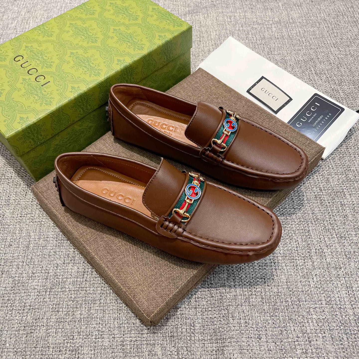NO:852630,, Gucci, founded in Florence in 1919, is one of the global luxury brands. Its unique creativity and innovation are popular all over the world. Gucci - timeless and classic, has always been favored by celebrities and has become the darling of the world's upper class. Gucci has always been famous for its high-end luxury. The upper is made of original Italian brown cowhide, which is comfortable and breathable. Pure cow lining (real material), extremely beautiful and shocking, a brand can be deeply rooted in the heart.  , a pair of shoes can also make you linger, wearing them is not only noble, but also a kind of aura, standard size 37-46,, gucci, gucci, cowhide19860909,古驰(Gucci),19创立于佛罗伦萨,是全球奢侈品品牌之一,其独特的创意和革新风靡全球,古驰—永恒而经典,一直以来深受明星们的青睐,并成为世界上流社会人的宠儿,GUCCI一直以高档奢华闻名于世,鞋面采用原版意大利棕色牛皮,舒适透气纯牛里(真材实料),极度美观,惊世骇俗,一个品牌可以深植内心 ,一双鞋也可以让你流连忘返,穿出的不仅仅是尊贵,更是一种气场,标准码37-46,,gucci,gucci,cowhide,Men's shoes