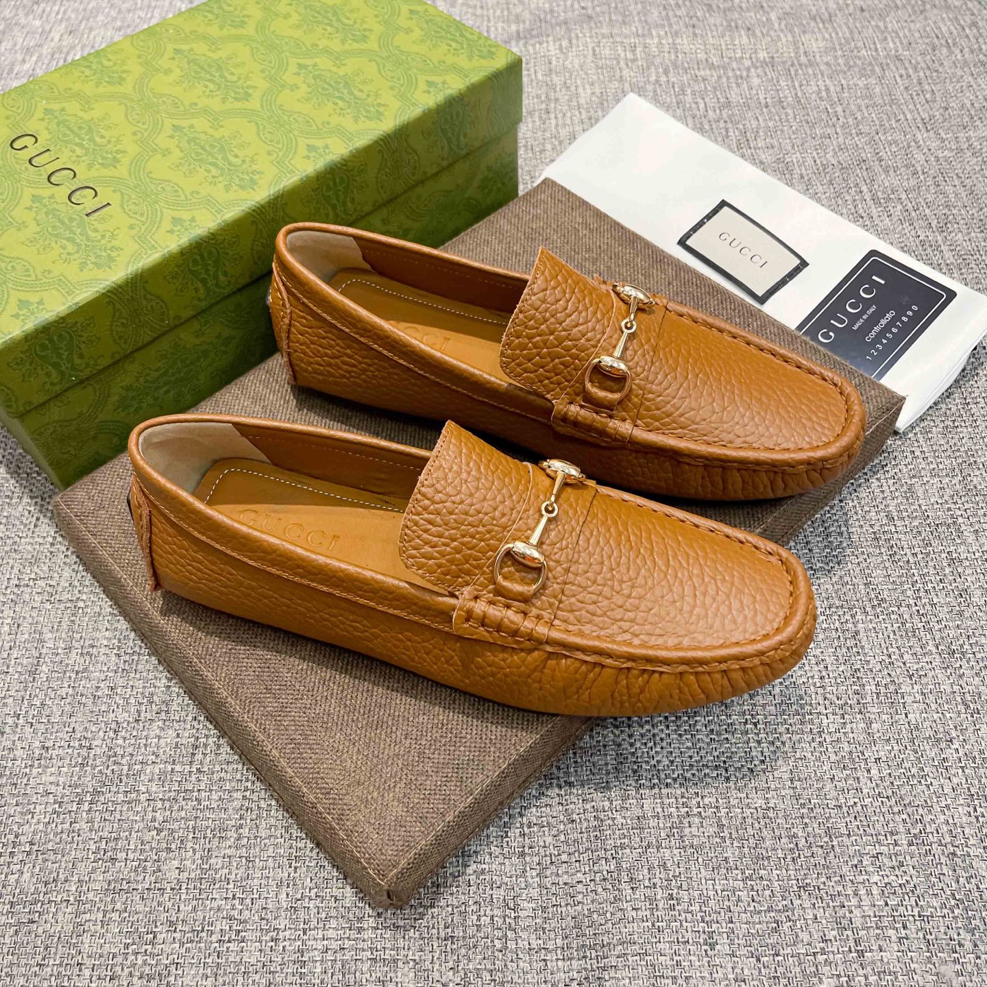 NO:730499,(actual price), [GUCCI] Gucci's official website's original new high-end business and casual driving shoes, popular among Italian supermodels and aristocrats, the leader in the fashion industry, unsurpassed, the same style as the stars, the upper is made of imported original cowhide + original cowhide (real material), the French palace-level distinguished model is priced at 19,918 Swiss francs, this model is a Paris Fashion Week catwalk model, a brand can be deeply rooted in the heart  , a pair of shoes can also make you linger, wearing it is not only noble, but also a standard of aura 37-47,, gucci, cowhide19860909（实价),【GUCCI】 古奇官网原版新款高端商务休闲驾车豆豆鞋,意大利名模贵族们爆款,时尚界的佼佼者,无可超越,明星同款,鞋面采用进口原版牛皮+原版牛里(真材实料),法国殿堂级尊贵款售价19918瑞士法郎,此款是法国巴黎时装周走秀款 ,一个品牌可以深植内心 ,一双鞋也可以让你流连忘返,穿出的不仅仅是尊贵,更是一种气场标准37-47,,gucci,cowhide,Men's shoes