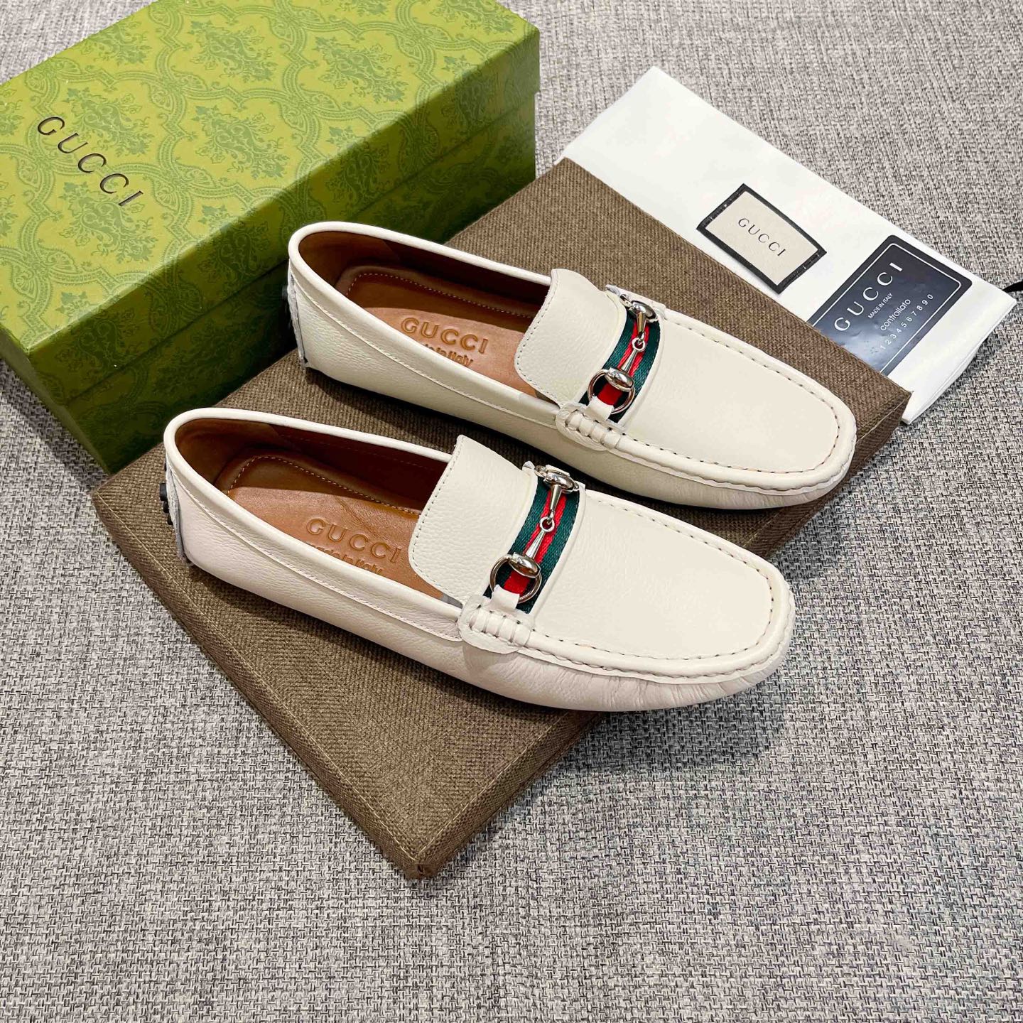 NO:780410,(actual price), [GUCCI] Gucci's official website's original new high-end business and casual driving shoes, a popular model among Italian supermodels and aristocrats, a leader in the fashion industry, unsurpassed, the same style as the stars, the upper is made of imported original cowhide + original cowhide (real material), the French palace-level distinguished model is priced at 19,918 Swiss francs, this model is a Paris Fashion Week catwalk model, a brand can be deeply rooted in the heart  , a pair of shoes can also make you linger, wearing it is not only noble, but also a standard of aura 37-47,, gucci, cowhide19860909（实价),【GUCCI】 古奇官网原版新款高端商务休闲驾车豆豆鞋,意大利名模贵族们爆款,时尚界的佼佼者,无可超越,明星同款,鞋面采用进口原版牛皮+原版牛里(真材实料),法国殿堂级尊贵款售价19918瑞士法郎,此款是法国巴黎时装周走秀款 ,一个品牌可以深植内心 ,一双鞋也可以让你流连忘返,穿出的不仅仅是尊贵,更是一种气场标准37-47,,gucci,cowhide,Men's shoes