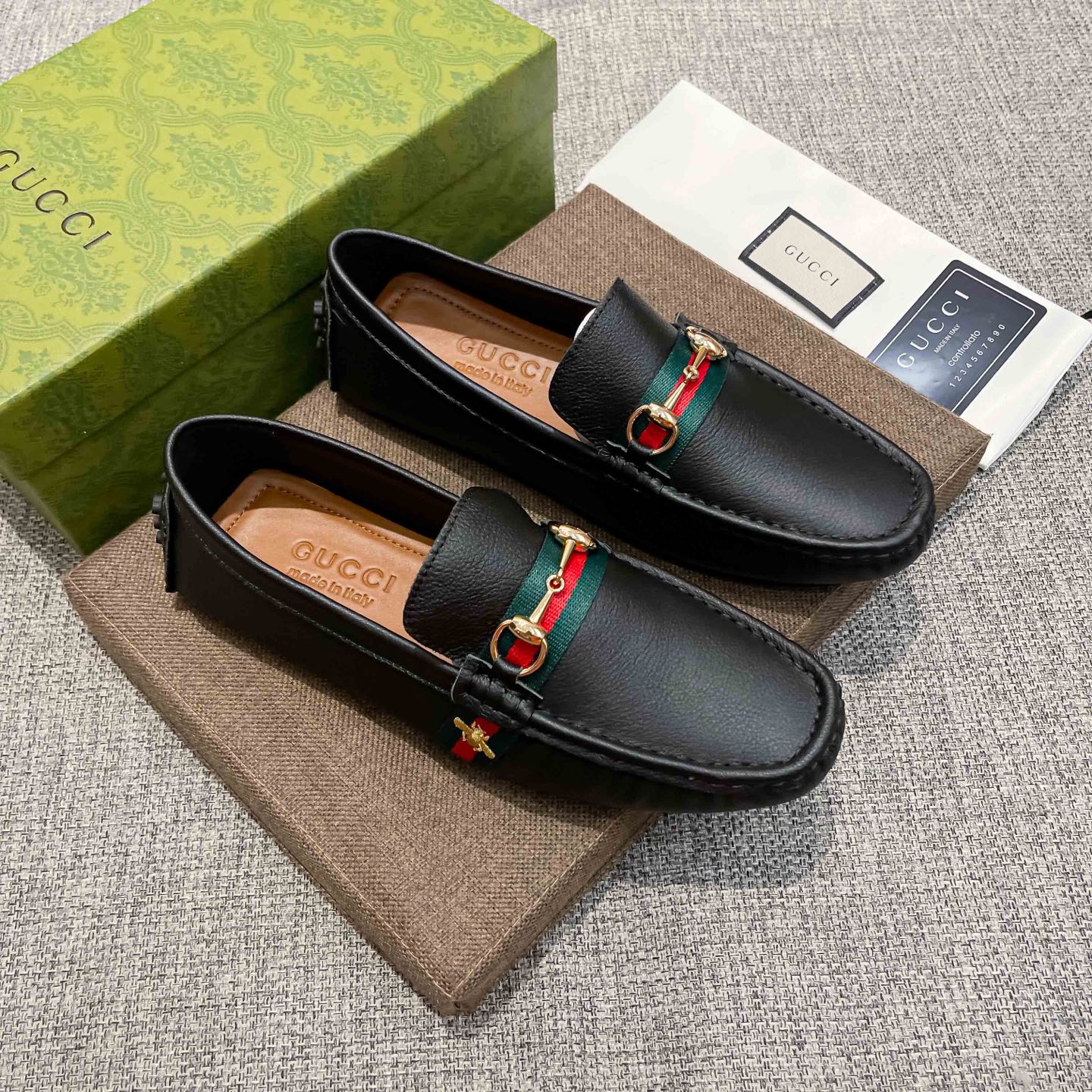 NO:557132,(actual price), Gucci's official website's new business casual driving lazy beanie shoes, the upper is made of original cowhide, comfortable and breathable pure cow lining (real material). This model is the World Cup commemorative edition. It is sold simultaneously at the Harbor City store at No. 5 Canton Road, Tsim Sha Tsui, Hong Kong. The counter price is HKD 17,830. It is elegant and elegant. It is noble in France and adheres to the core values of the brand. [Rose] [Love] A brand can be deeply rooted in the heart.  A pair of shoes can also make you linger for a long time. What you wear is not only noble, but also an aura. Standard code: 37-45, gucci, cowhide19860909(实价),古驰官网新款商务休闲驾车懒人豆豆鞋,鞋面采用头层原版牛皮,舒适透气纯牛里（真材实料）此款是世界杯纪念版官方香港尖沙咀广东道5号海港城店同步售卖,专柜价17830港币,大气不失优雅 ,法国殿堂级尊贵,秉承品牌的核心价值[玫瑰][爱心]一个品牌可以深植内心 一双鞋也可以让你流连忘返,穿出的不仅仅是尊贵,更是一种气场标准码37-45,,gucci,cowhide,Men's shoes