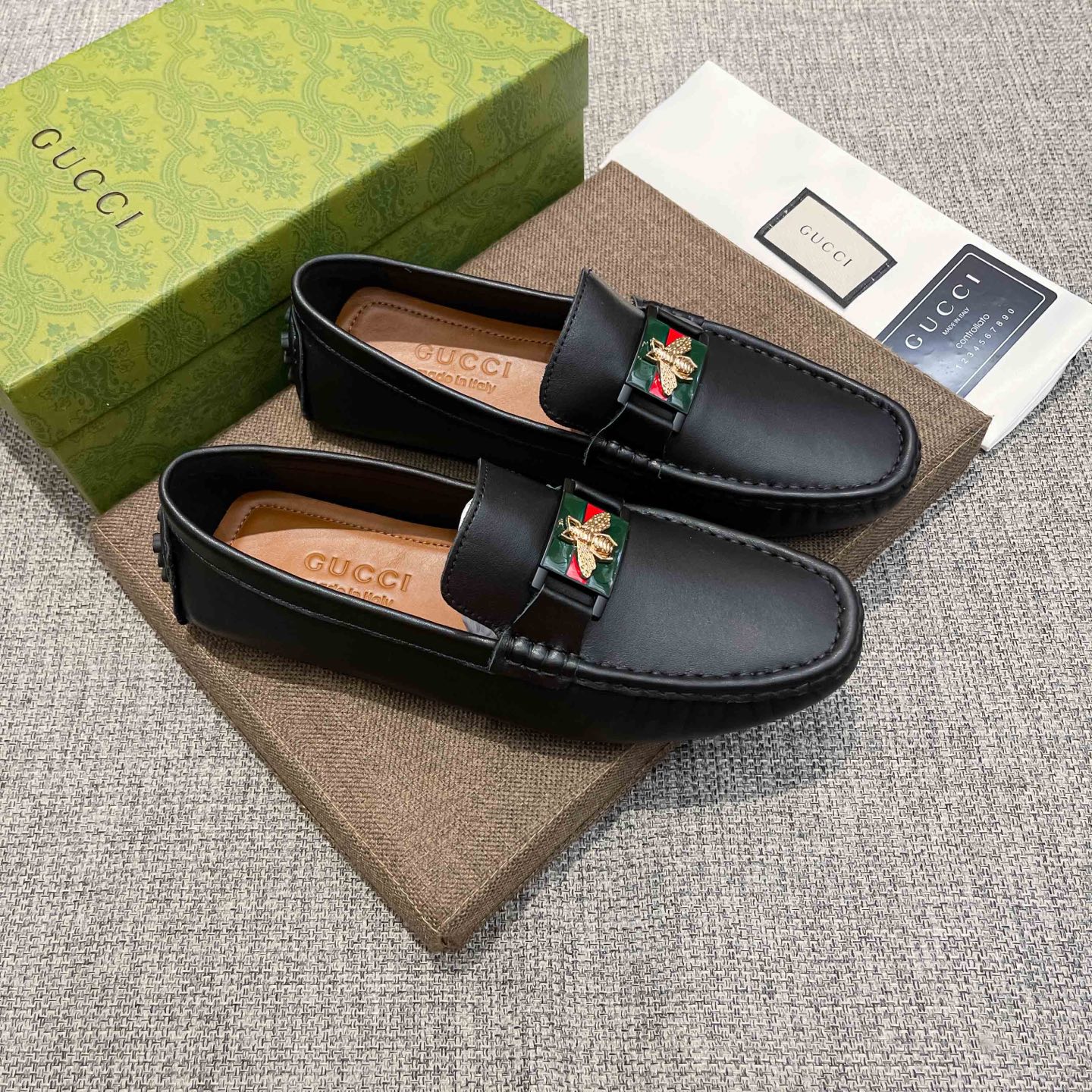 NO:780421,, Gucci, founded in Florence in 1919, is one of the global luxury brands. Its unique creativity and innovation are popular all over the world. Gucci - timeless and classic, has always been favored by celebrities and has become the darling of the world's upper class. Gucci has always been famous for its high-end luxury. The upper is made of original Italian brown cowhide, which is comfortable and breathable. Pure cow lining (real material), extremely beautiful and shocking, a brand can be deeply rooted in the heart.  , a pair of shoes can also make you linger, wearing it is not only noble, but also a kind of aura, standard size 37-47,, gucci, gucci, cowhide19860909,古驰(Gucci),19创立于佛罗伦萨,是全球奢侈品品牌之一,其独特的创意和革新风靡全球,古驰—永恒而经典,一直以来深受明星们的青睐,并成为世界上流社会人的宠儿,GUCCI一直以高档奢华闻名于世,鞋面采用原版意大利棕色牛皮,舒适透气纯牛里(真材实料),极度美观,惊世骇俗,一个品牌可以深植内心 ,一双鞋也可以让你流连忘返,穿出的不仅仅是尊贵,更是一种气场,标准码37-47,,gucci,gucci,cowhide,Men's shoes