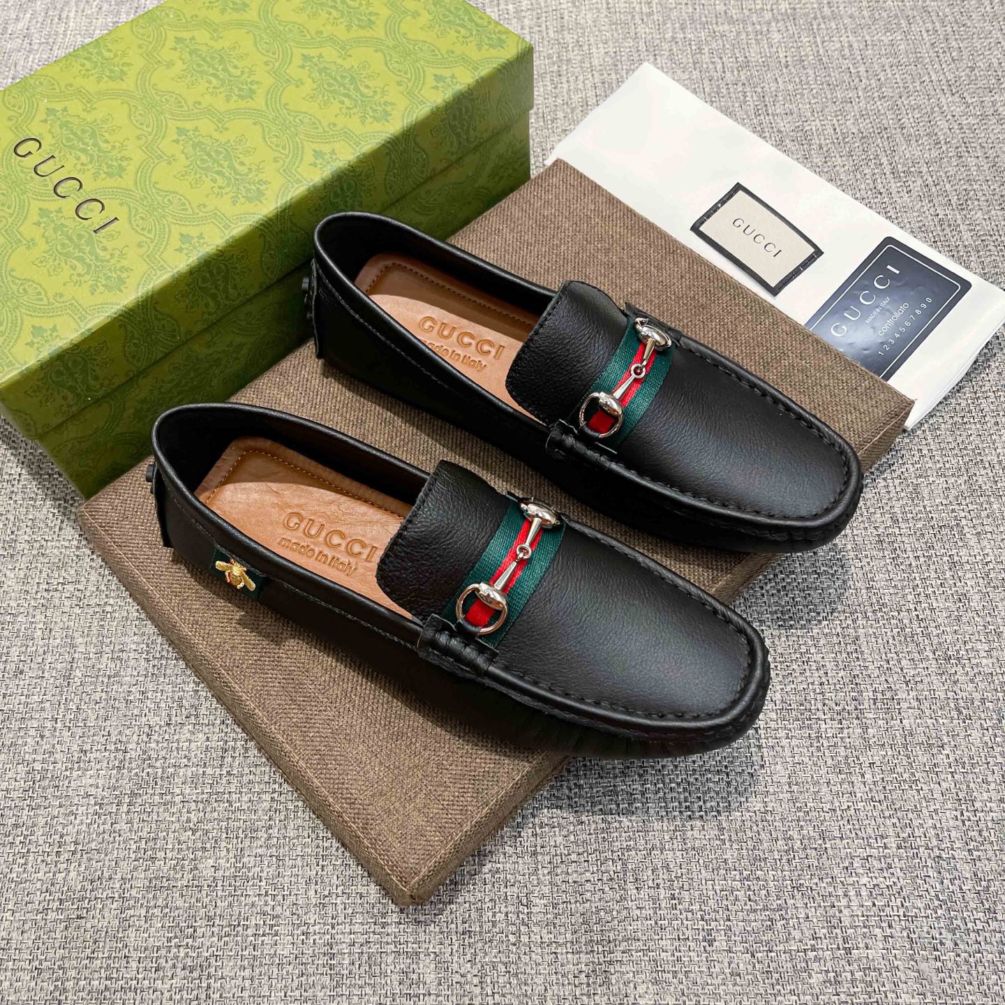 NO:897908,Real price, [GUCCI] Gucci official website original high-end business casual shoes, French and Italian palace-level hot version, the latest elements are popular all over the world, the official website is hot selling, original version, popular counter, the upper is imported from Italy original first-layer cowhide, the original non-slip, soft and comfortable rubber wear-resistant outsole, comfortable and sweat-absorbent and breathable pure cow lining (real material), comfort speaks for quality, give people double face, only sell to you who know the stuff  Standard code 37-47,,gucci,cowhide19860909实价,【GUCCI】古奇官网原单高端商务休闲豆豆鞋,法国意大利殿堂级热版,最新元素潮爆全球,官网火爆热卖,原版版本,专柜爆款,鞋面意大利进口原版头层牛皮,原版防滑柔软舒服橡胶耐磨大底,舒适吸汗透气纯牛里垫脚(真材实料),舒适以质量说话,送人双倍面子,只卖懂货的你 标准码37-47,,gucci,cowhide,Men's shoes
