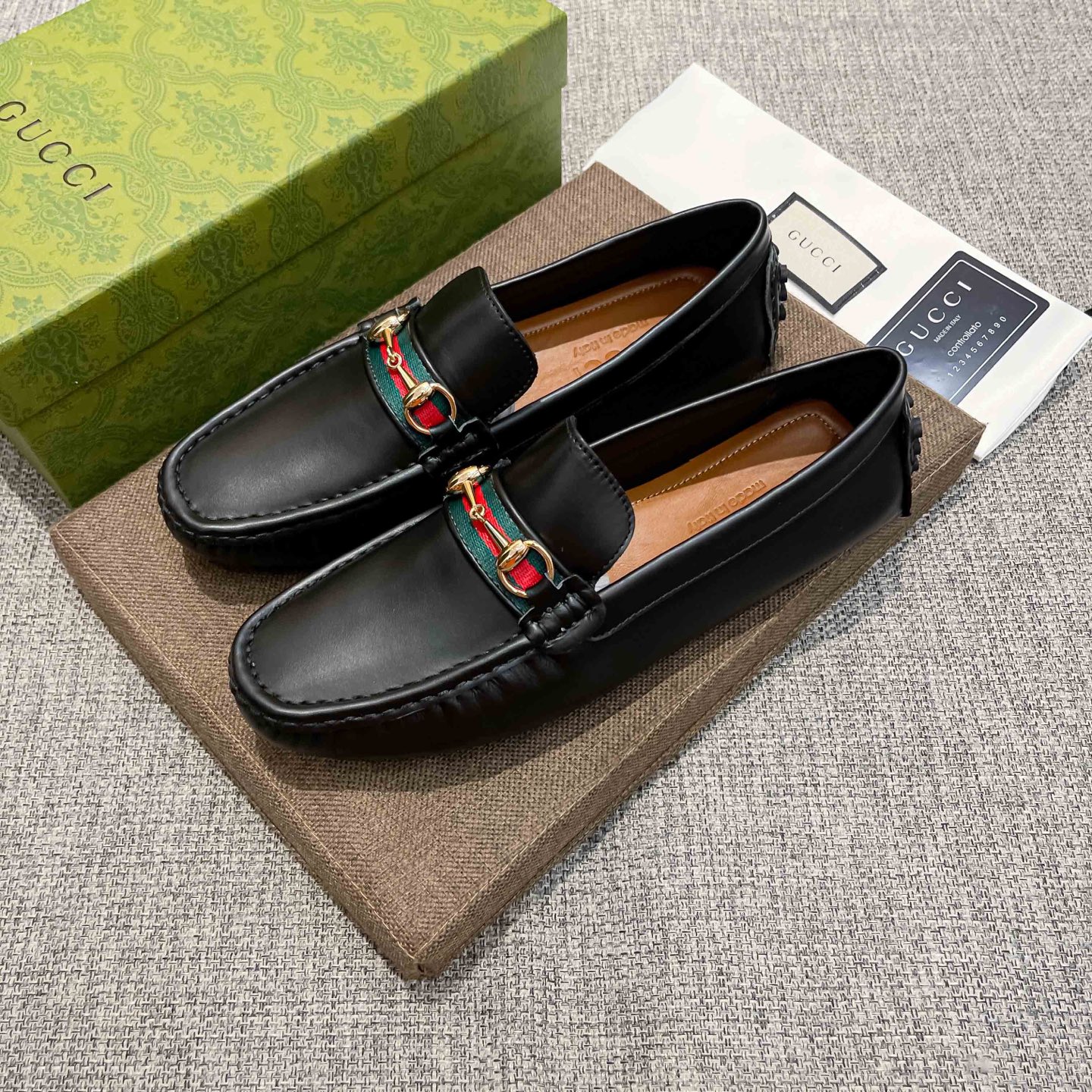 NO:888813,, Gucci, founded in Florence in 1919, is one of the global luxury brands. Its unique creativity and innovation are popular all over the world. Gucci - timeless and classic, has always been favored by celebrities and has become the darling of the world's upper class. Gucci has always been famous for its high-end luxury. The upper is made of original Italian brown cowhide, which is comfortable and breathable. Pure cow lining (real material), extremely beautiful and shocking, a brand can be deeply rooted in the heart.  , a pair of shoes can also make you linger, wearing it is not only noble, but also a kind of aura, standard size 37-47,, gucci, gucci, cowhide19860909,古驰(Gucci),19创立于佛罗伦萨,是全球奢侈品品牌之一,其独特的创意和革新风靡全球,古驰—永恒而经典,一直以来深受明星们的青睐,并成为世界上流社会人的宠儿,GUCCI一直以高档奢华闻名于世,鞋面采用原版意大利棕色牛皮,舒适透气纯牛里(真材实料),极度美观,惊世骇俗,一个品牌可以深植内心 ,一双鞋也可以让你流连忘返,穿出的不仅仅是尊贵,更是一种气场,标准码37-47,,gucci,gucci,cowhide,Men's shoes