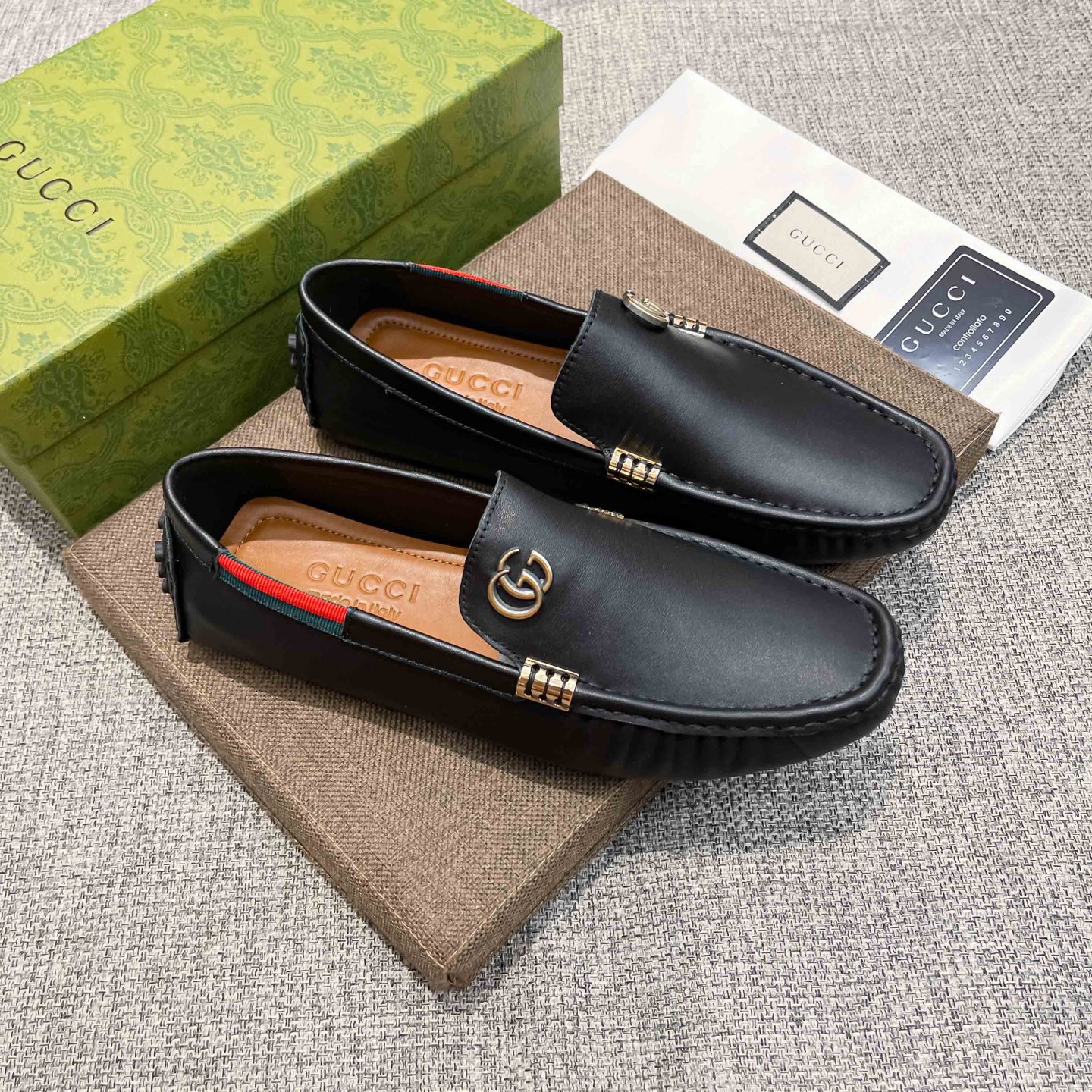 NO:557104,(actual price), [GUCCI] Gucci's official website's original new high-end business and casual driving shoes, a popular model among Italian supermodels and aristocrats, a leader in the fashion industry, unsurpassed, the same style as the stars, the upper is made of imported original cowhide + original cowhide (real material), the French palace-level distinguished model is priced at 19,918 Swiss francs, this model is a Paris Fashion Week catwalk model, a brand can be deeply rooted in the heart  , a pair of shoes can also make you linger, wearing it is not only noble, but also a standard of aura 37-46, gucci, cowhide19860909（实价),【GUCCI】 古奇官网原版新款高端商务休闲驾车豆豆鞋,意大利名模贵族们爆款,时尚界的佼佼者,无可超越,明星同款,鞋面采用进口原版牛皮+原版牛里(真材实料),法国殿堂级尊贵款售价19918瑞士法郎,此款是法国巴黎时装周走秀款 ,一个品牌可以深植内心 ,一双鞋也可以让你流连忘返,穿出的不仅仅是尊贵,更是一种气场标准37-46,,gucci,cowhide,Men's shoes