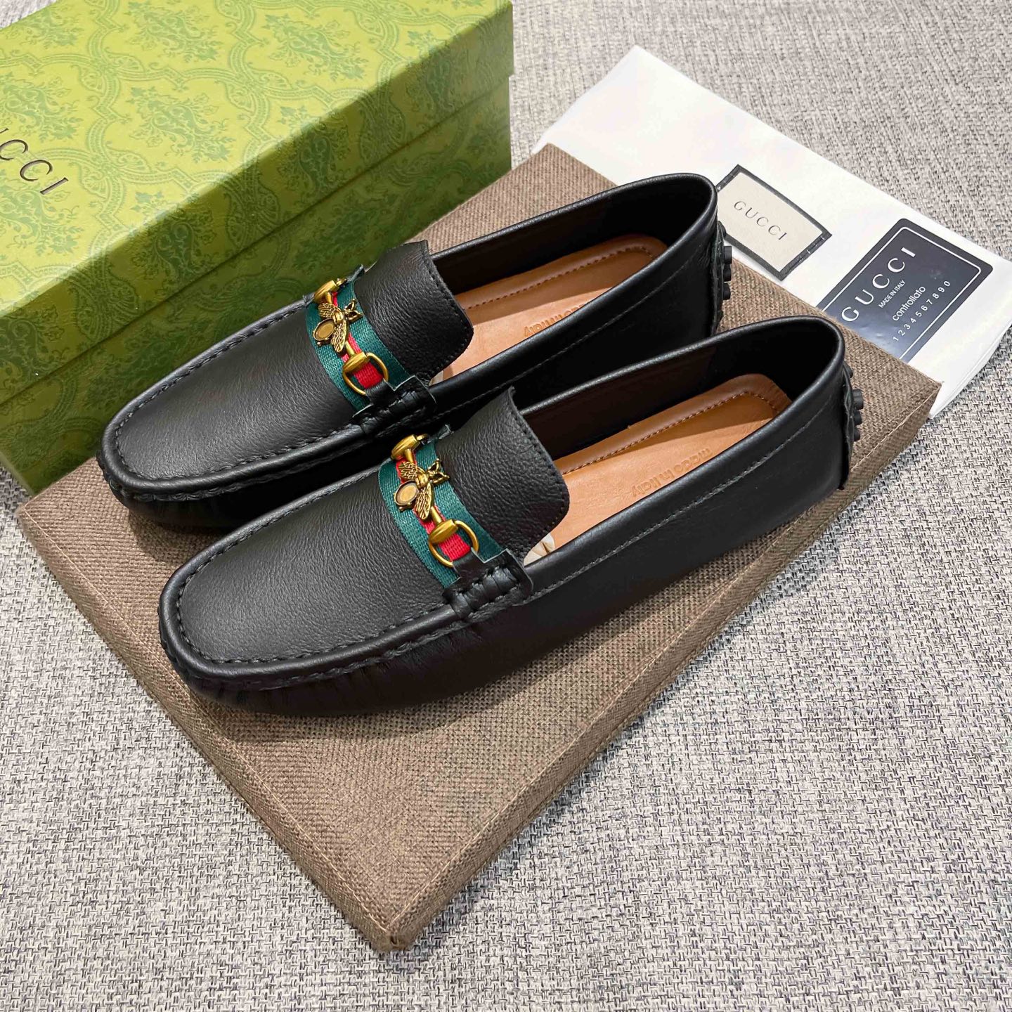 NO:888769,, Gucci, founded in Florence in 1919, is one of the global luxury brands. Its unique creativity and innovation are popular all over the world. Gucci - timeless and classic, has always been favored by celebrities and has become the darling of the world's upper class. Gucci has always been famous for its high-end luxury. The upper is made of original Italian brown cowhide, which is comfortable and breathable. Pure cow lining (real material), extremely beautiful and shocking, a brand can be deeply rooted in the heart.  , a pair of shoes can also make you linger, wearing it is not only noble, but also a kind of aura, standard size 37-47,, gucci, gucci, cowhide19860909,古驰(Gucci),19创立于佛罗伦萨,是全球奢侈品品牌之一,其独特的创意和革新风靡全球,古驰—永恒而经典,一直以来深受明星们的青睐,并成为世界上流社会人的宠儿,GUCCI一直以高档奢华闻名于世,鞋面采用原版意大利棕色牛皮,舒适透气纯牛里(真材实料),极度美观,惊世骇俗,一个品牌可以深植内心 ,一双鞋也可以让你流连忘返,穿出的不仅仅是尊贵,更是一种气场,标准码37-47,,gucci,gucci,cowhide,Men's shoes