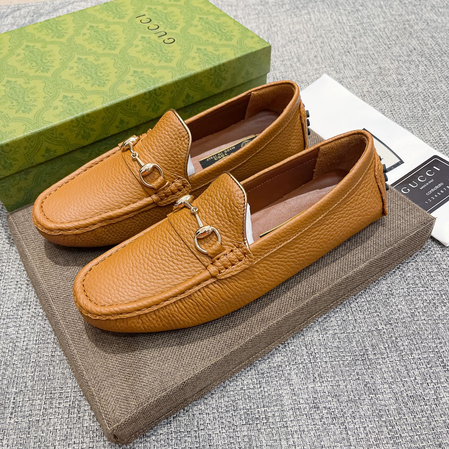 NO:756177,, Gucci, official website new model + popular model, Gucci 19 was founded in Florence. It is one of the global luxury brands. Its unique creativity and innovation are popular all over the world. Gucci - timeless and classic, has always been favored by celebrities and has become the darling of the world's upper class. GUCCI has always been famous for its high-end luxury. The upper is made of original Italian brown cowhide, comfortable and breathable pure cowhide (real material). It is extremely beautiful and shocking. A brand can be deeply rooted in the heart.  , a pair of shoes can also make you linger, wearing them is not only noble, but also a kind of aura, standard size 37-46,, gucci, gucci, cowhide19860909,古驰(Gucci),官网新款+爆款,古驰19创立于佛罗伦萨,是全球奢侈品品牌之一,其独特的创意和革新风靡全球,古驰—永恒而经典,一直以来深受明星们的青睐,并成为世界上流社会人的宠儿,GUCCI一直以高档奢华闻名于世,鞋面采用原版意大利棕色牛皮,舒适透气纯牛里(真材实料),极度美观,惊世骇俗,一个品牌可以深植内心 ,一双鞋也可以让你流连忘返,穿出的不仅仅是尊贵,更是一种气场,标准码37-46,,gucci,gucci,cowhide,Men's shoes