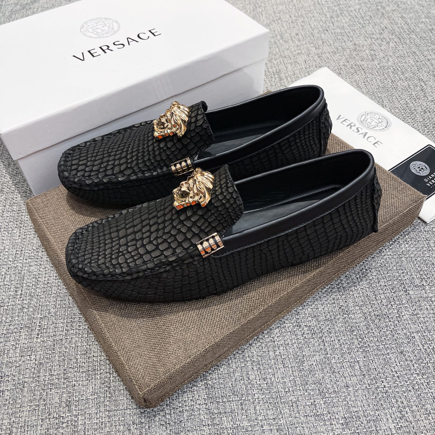 NO:780367,Actual price, new model from Versace's official website flagship store, original cowhide leather upper + sexy beauty Zaosha avatar, men's favorite, comfortable and breathable cowhide lining (real material), original imported wear-resistant rubber sole, [Cool] [Proud] using exquisite craftsmanship, the upper is beautiful and luxurious, a good product for men, the exquisite and simple upper shows the low-key elegance of the brand  Elegant, suitable for all seasons wardrobe, whether you are concentrating on work, spending leisure time with your family, or experiencing an elegant lifestyle in the city or the countryside, this series can show true masculine charm. [Applause][Cool][Struggle] Standard code 37～46,,versace,cowhide19860909实价,范思哲官网旗舰店新款,鞋面原版牛皮+性感美灶莎头像,男士的最爱,舒适透气牛里(真材实料),原版进口耐磨橡胶底,[酷][得意]采用精湛工艺,鞋面好看奢华,男士心备佳品,精致简单鞋面尽显品牌低调优雅,适合四季衣橱,无论是专心致志地工作,与家人共度闲暇时光,还是在城市或乡间体验高雅的生活方式,该系列均可彰显真正的男性魅力.[鼓掌][酷][奋斗]标准码37～46,,versace,cowhide,Men's shoes