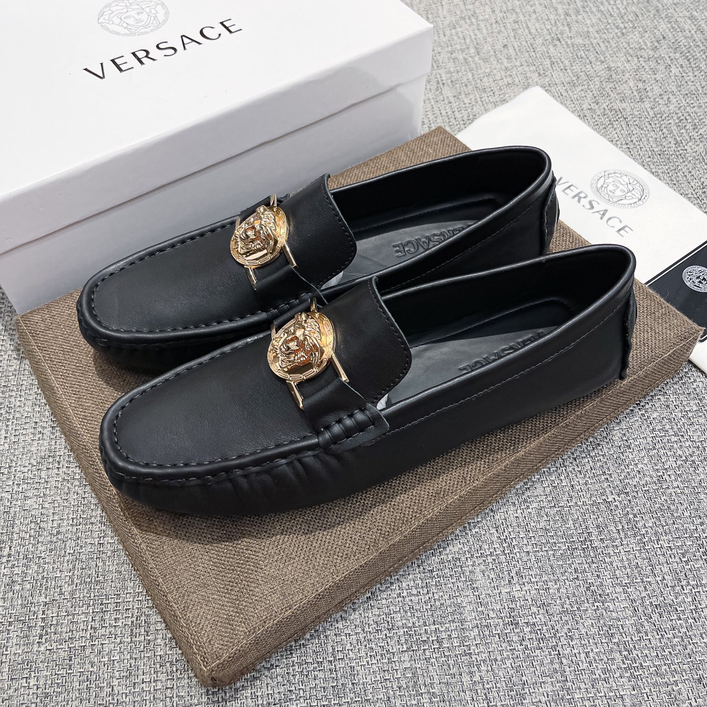 NO:557124,Actual price, new model from Versace's official website flagship store, original cowhide leather upper + sexy beauty Zaosha avatar, men's favorite, comfortable and breathable cowhide lining (real material), original imported wear-resistant rubber sole, [Cool] [Proud] using exquisite craftsmanship, the upper is beautiful and luxurious, a good product for men, the exquisite and simple upper shows the low-key elegance of the brand  Elegant, suitable for all seasons wardrobe, whether you are concentrating on work, spending leisure time with your family, or experiencing an elegant lifestyle in the city or the countryside, this series can show true masculine charm. [Applause][Cool][Struggle] Standard code 37～46,,versace,cowhide19860909实价,范思哲官网旗舰店新款,鞋面原版牛皮+性感美灶莎头像,男士的最爱,舒适透气牛里(真材实料),原版进口耐磨橡胶底,[酷][得意]采用精湛工艺,鞋面好看奢华,男士心备佳品,精致简单鞋面尽显品牌低调优雅,适合四季衣橱,无论是专心致志地工作,与家人共度闲暇时光,还是在城市或乡间体验高雅的生活方式,该系列均可彰显真正的男性魅力.[鼓掌][酷][奋斗]标准码37～46,,versace,cowhide,Men's shoes